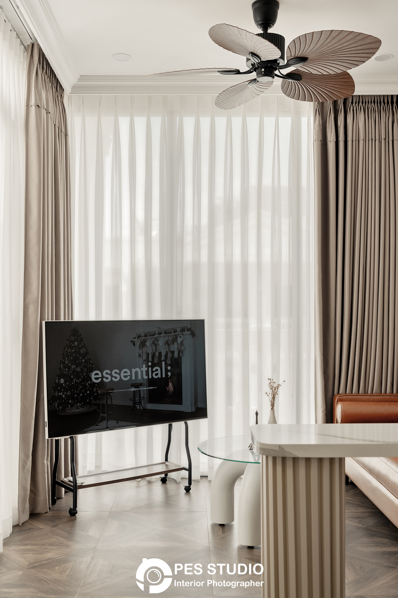Vách TV ốp phào chỉ với rèm hai lớp trong nhà phố CityLand