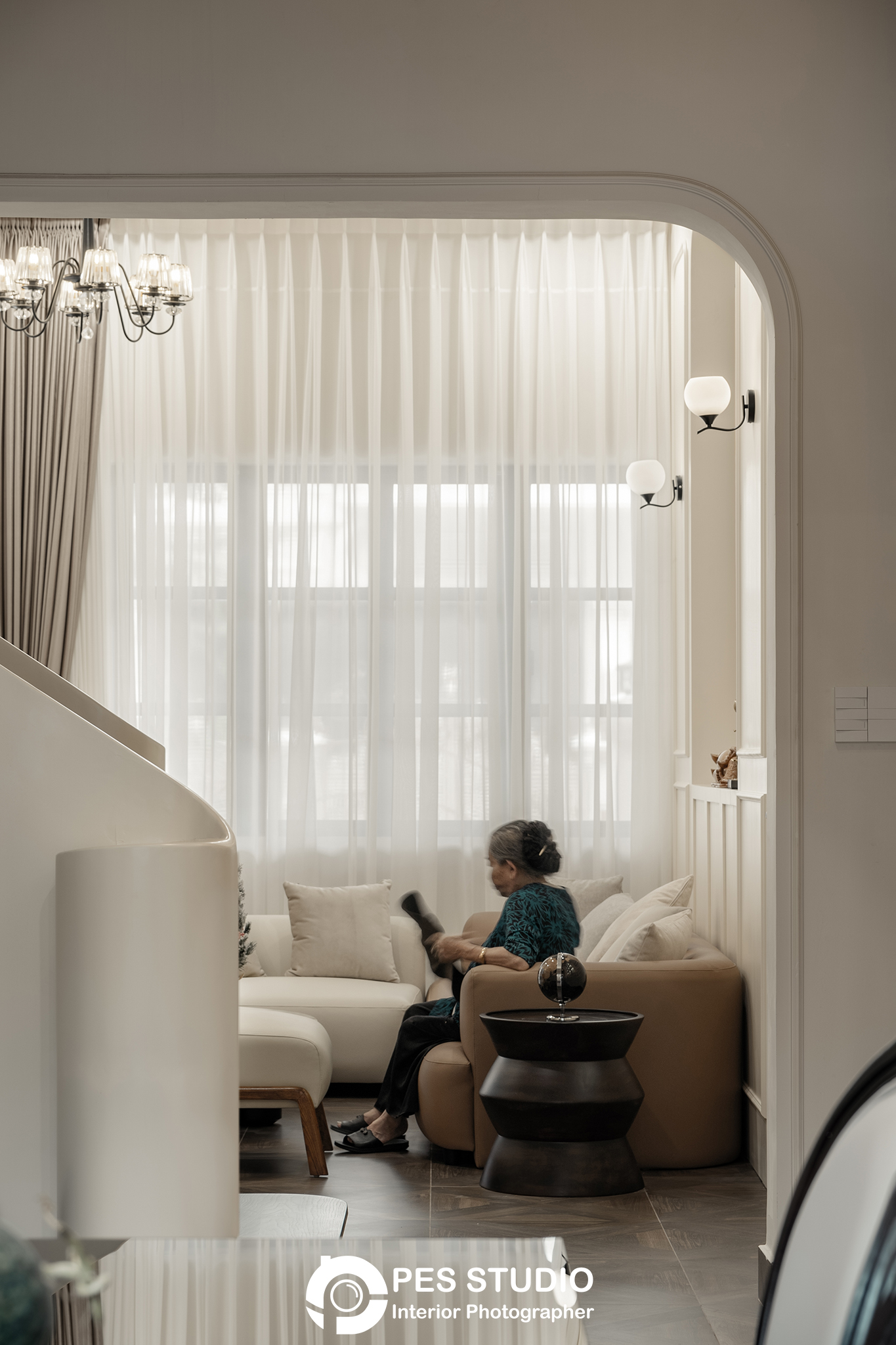 Phòng ngủ trẻ em nhà phố CityLand với rèm voan và cửa sổ lớn