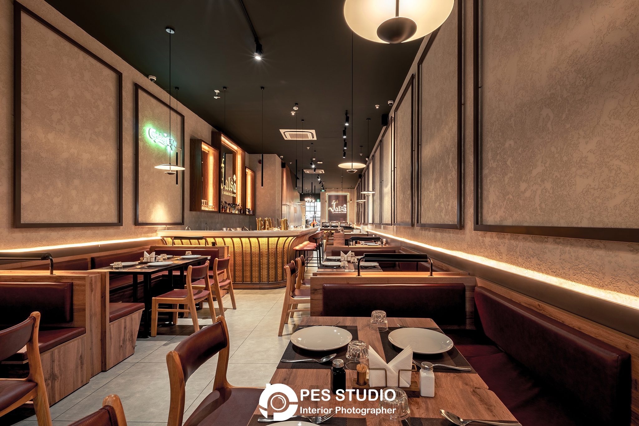 Nhà hàng Ấn JALSA nhìn từ lối vào về phía quầy bar