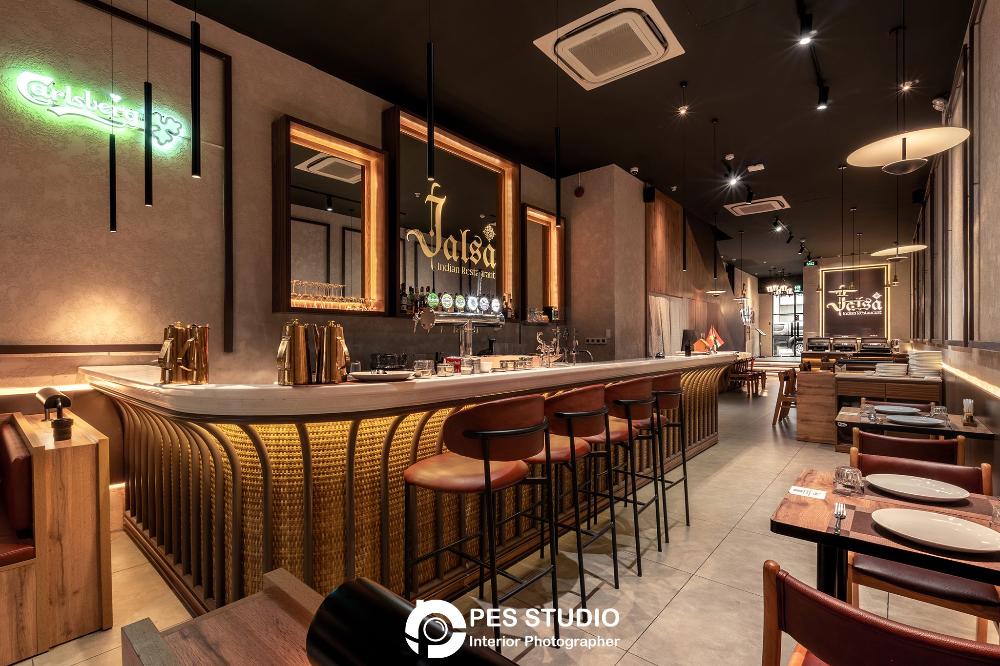 Khoang ngồi bọc nệm dọc tường trong nhà hàng JALSA