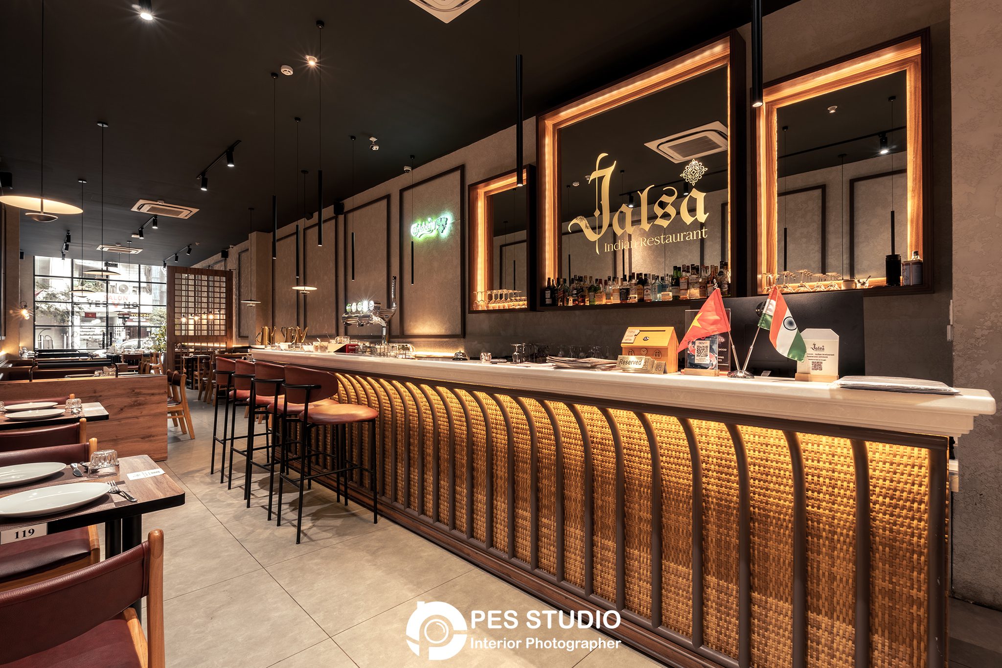 Quầy bar nhà hàng JALSA với hệ tủ rượu và ghế cao
