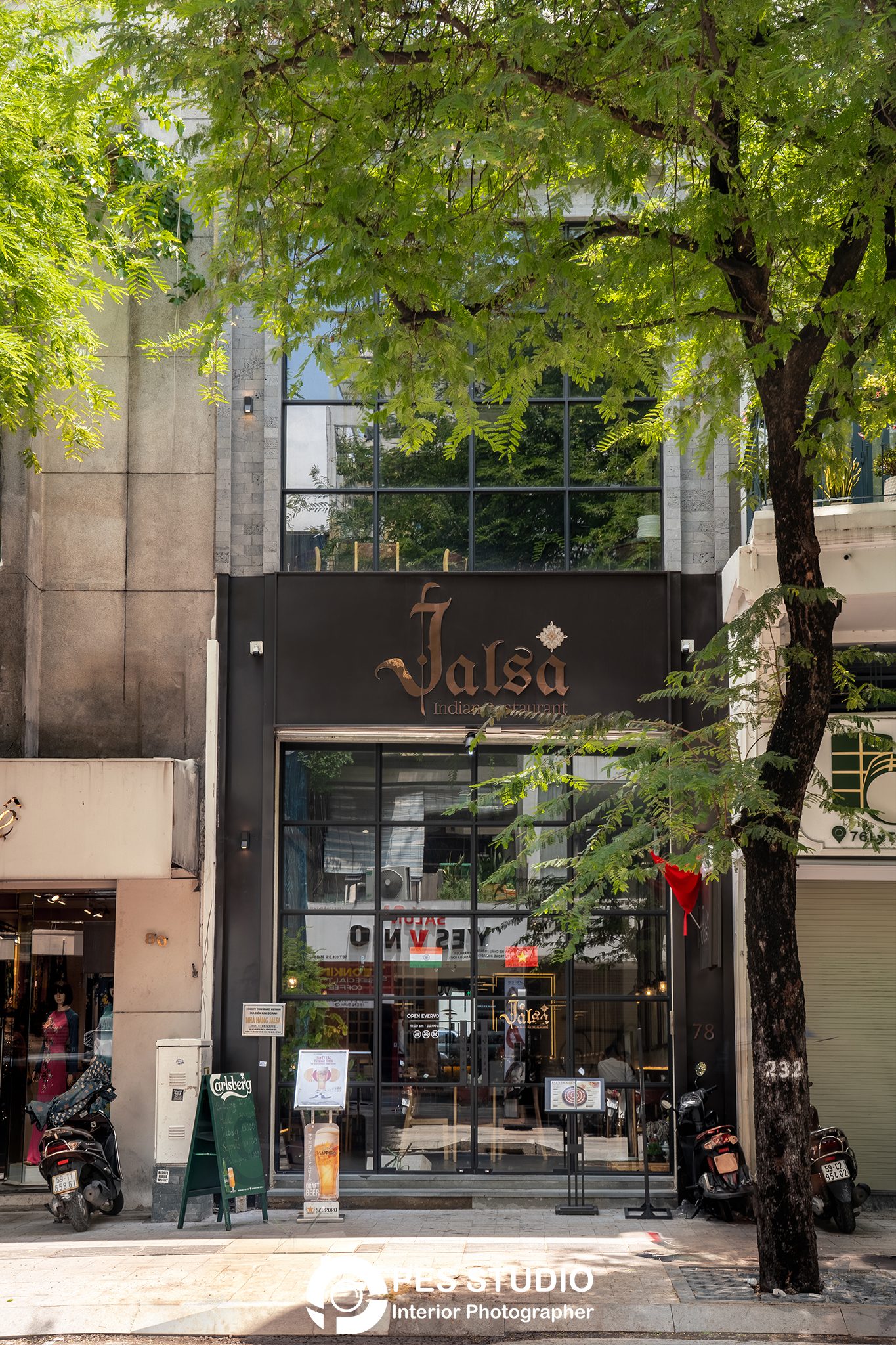 Lối vào nhà hàng JALSA nhìn từ vỉa hè với biển hiệu gắn tường