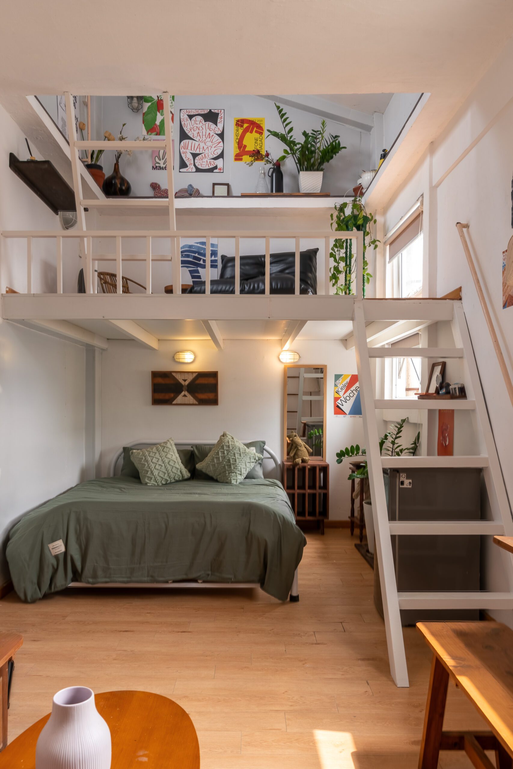 Căn hộ homestay 42 Nguyễn Huệ với gác lửng và thang gỗ lên giường