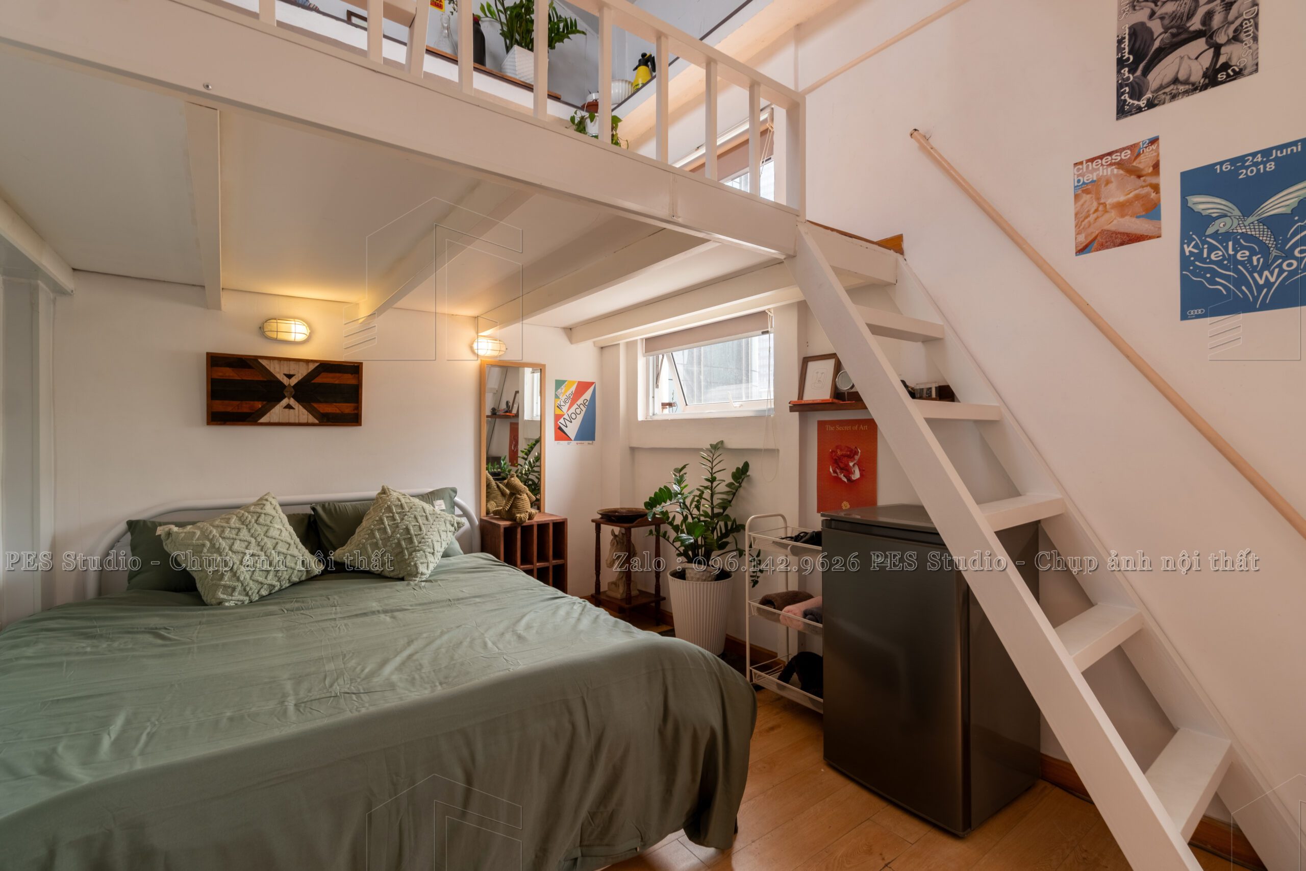 Toàn cảnh homestay Nguyễn Huệ với gác lửng, bàn ăn và bếp