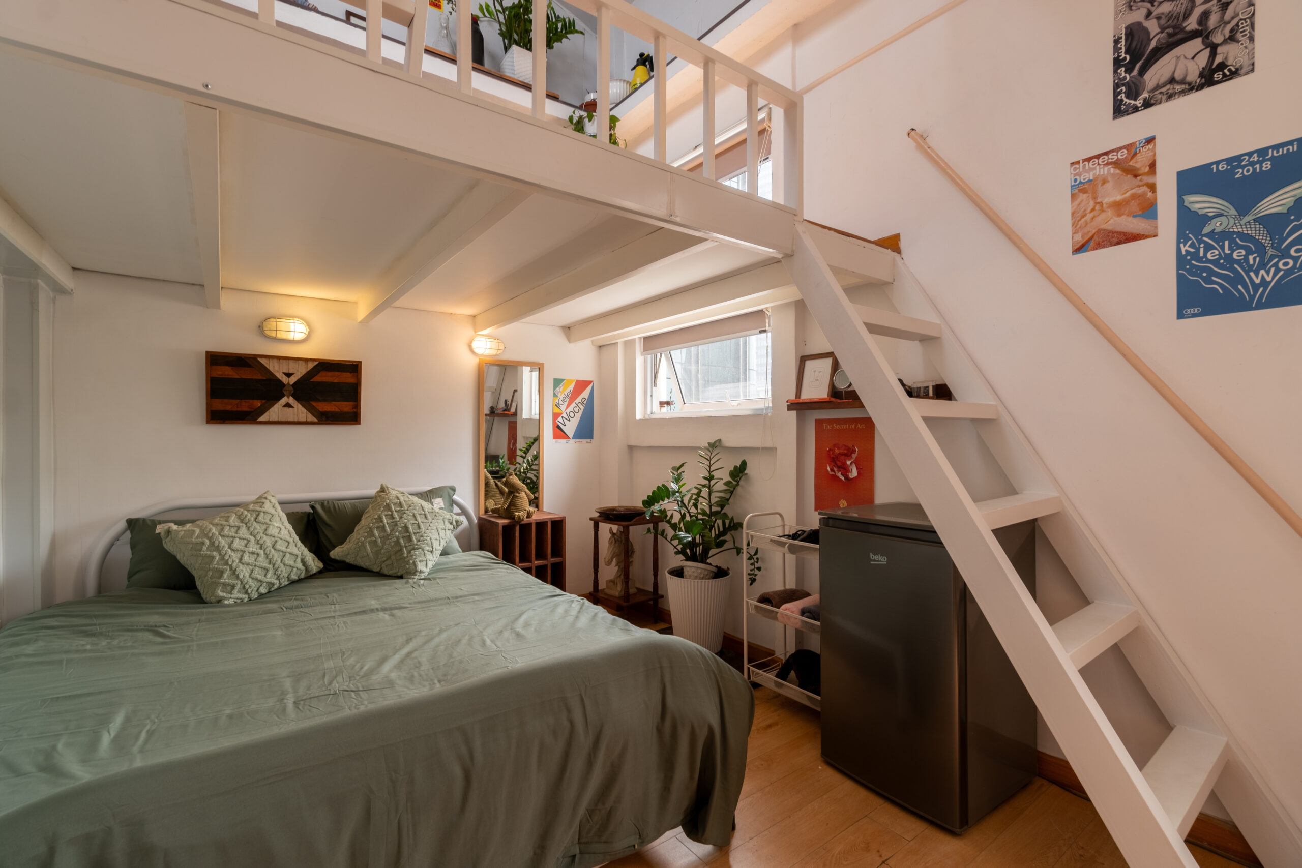 Giường tầng dưới gác lửng trong homestay chung cư Nguyễn Huệ