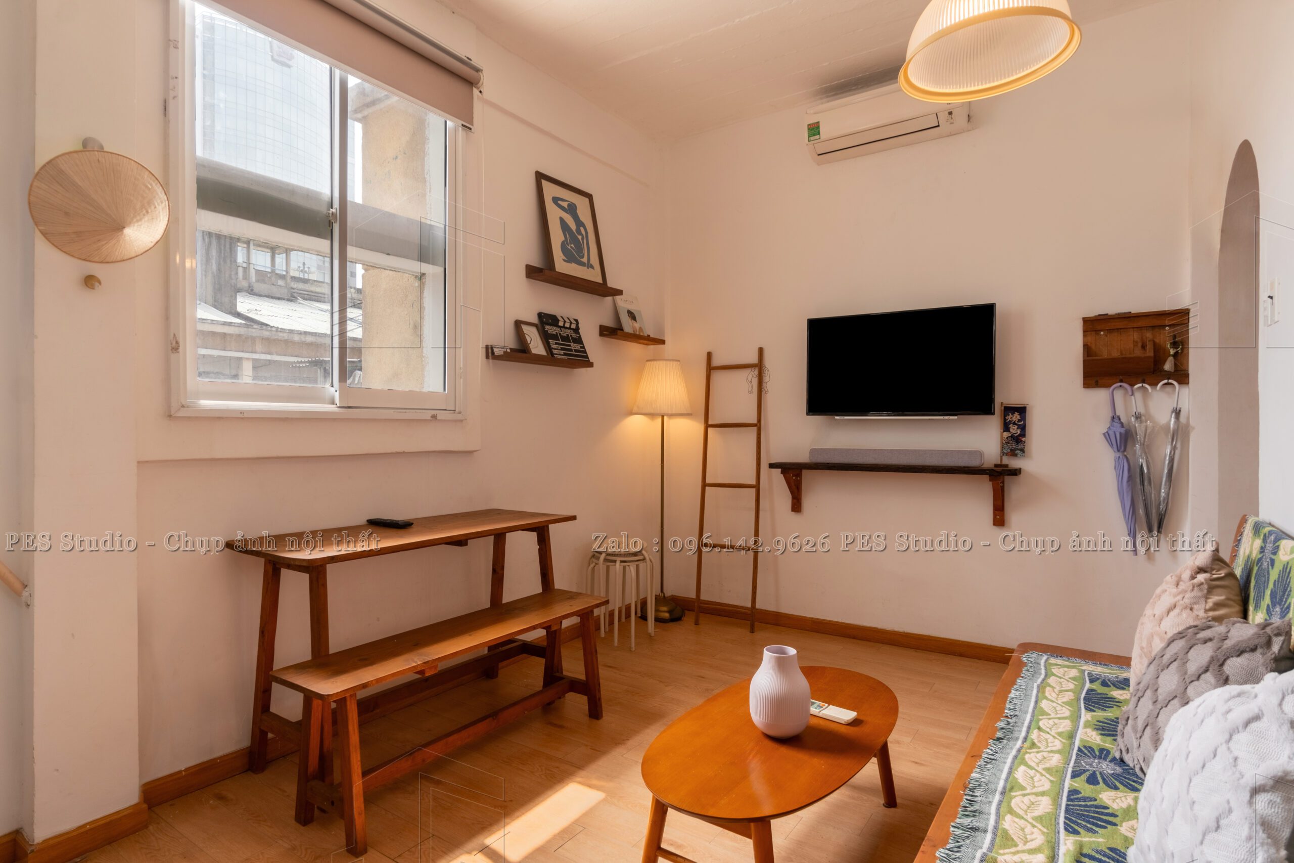 Khu bàn ăn và TV homestay Nguyễn Huệ nhìn từ phía giường