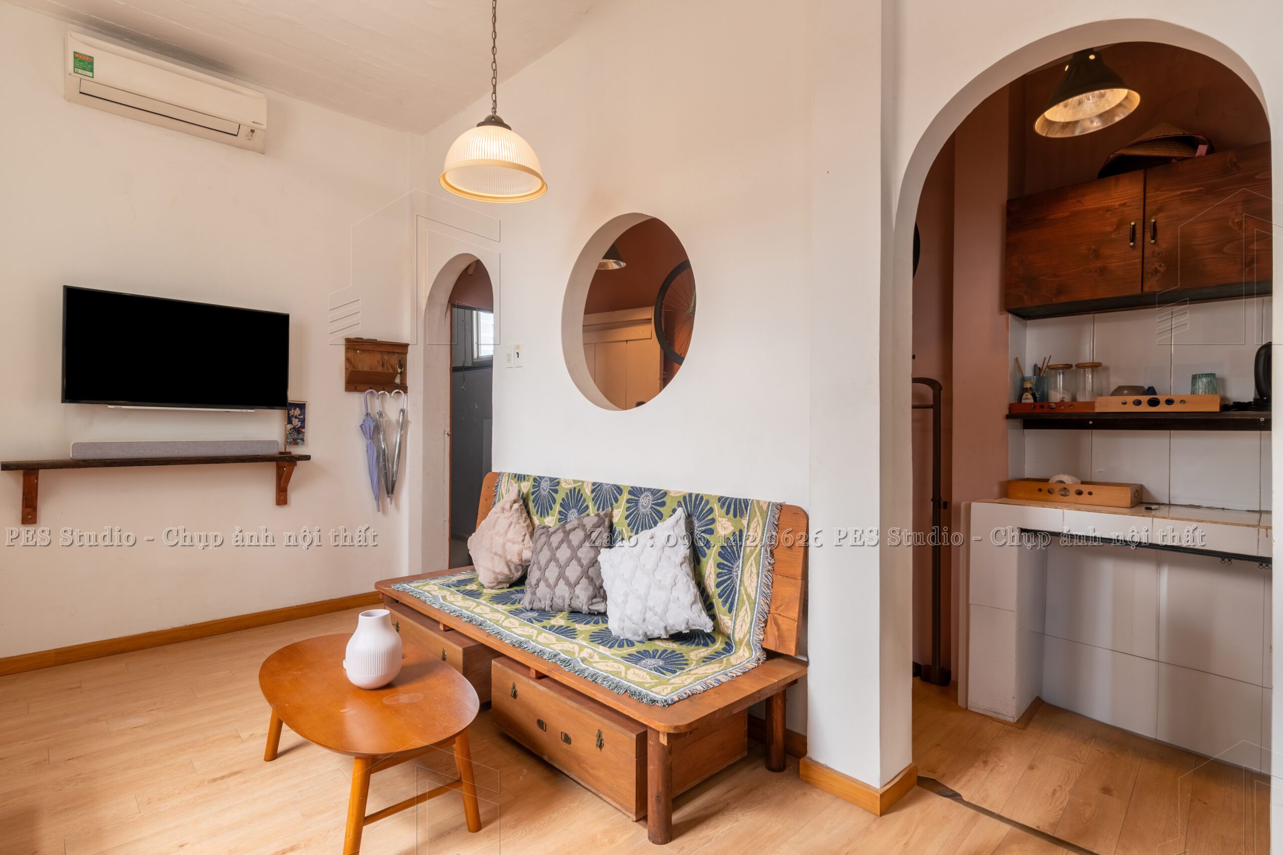 Bếp và cửa vòm homestay 42 Nguyễn Huệ nhìn từ phòng khách