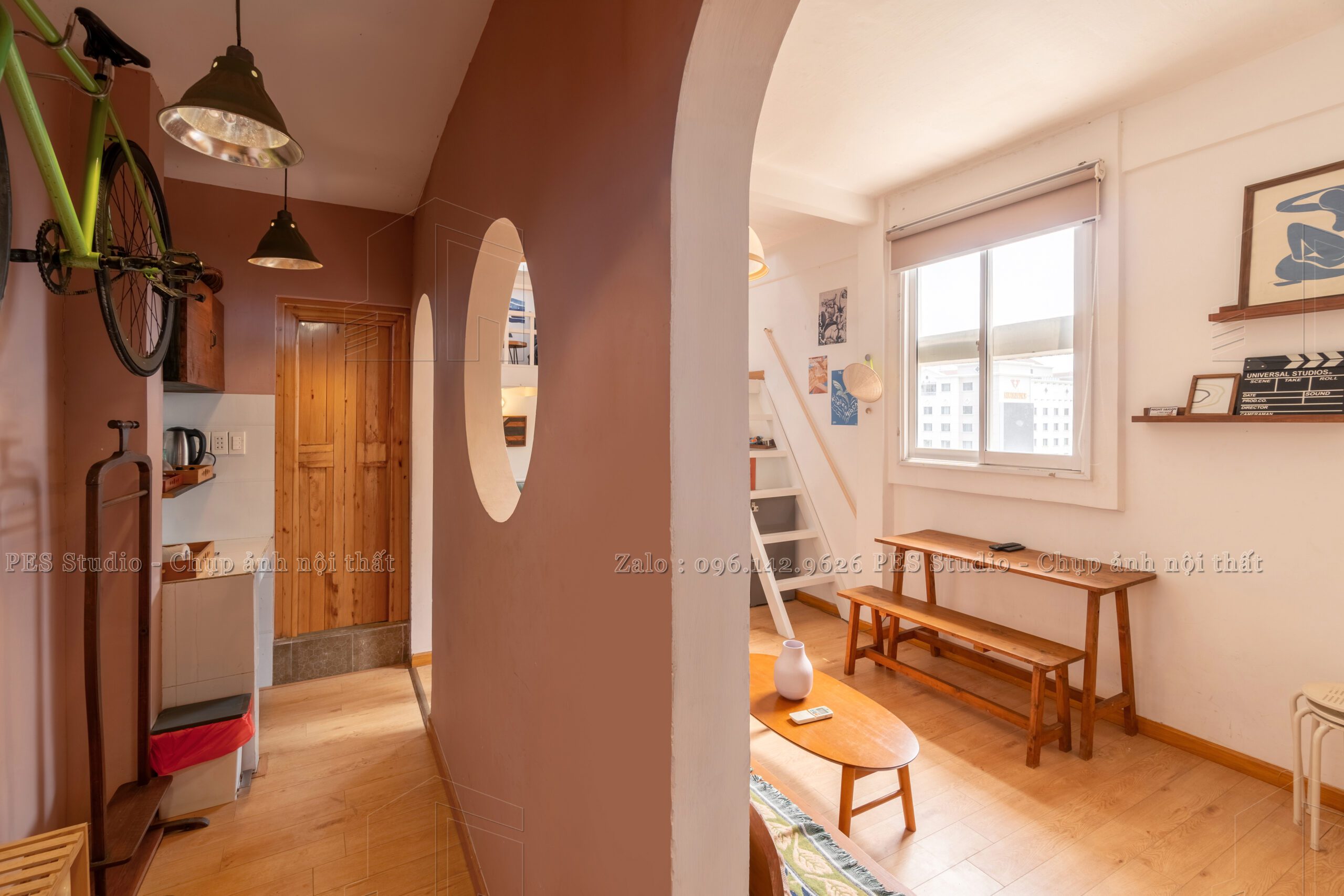 Cửa vòm và hành lang nhỏ dẫn vào bếp homestay Nguyễn Huệ