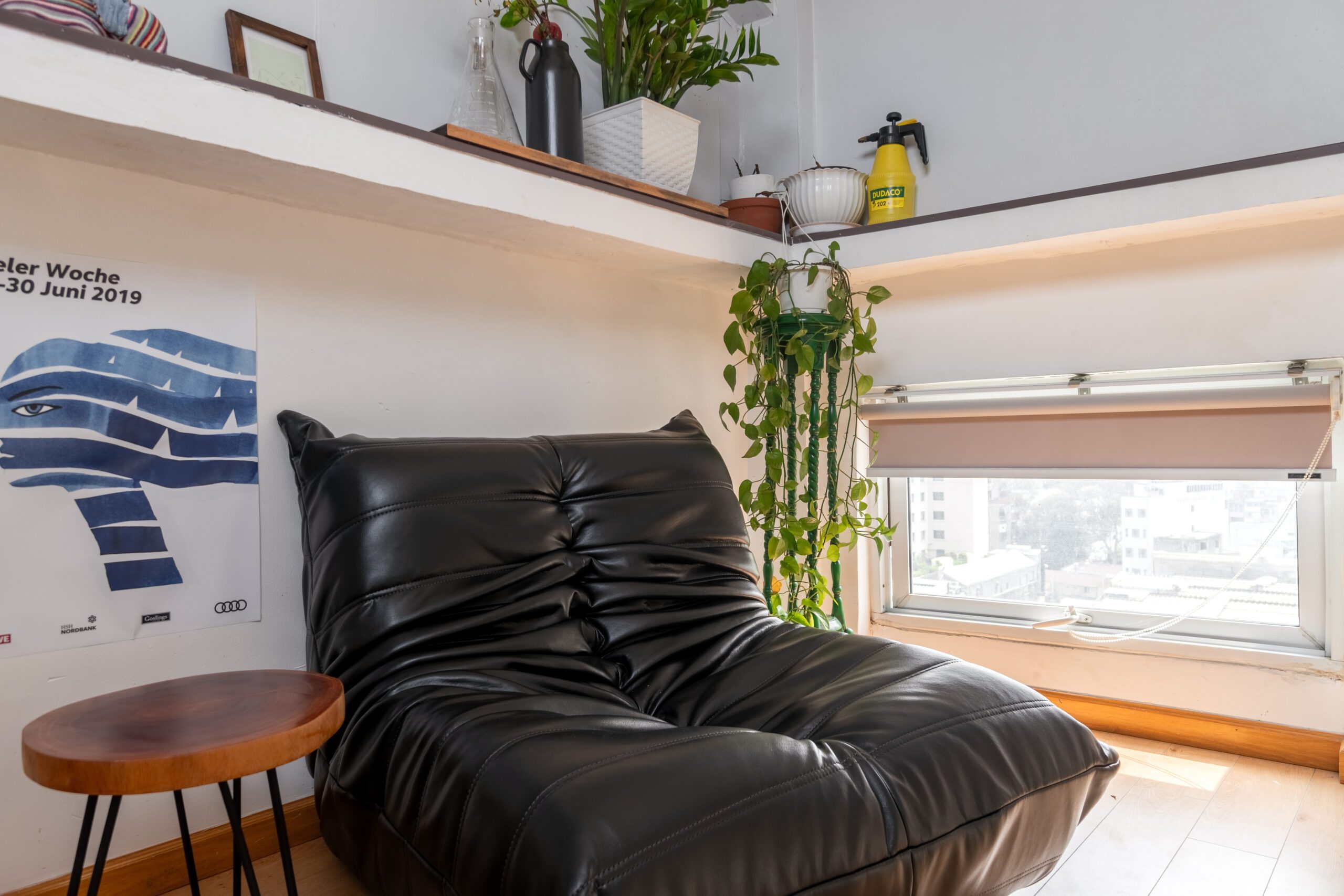 Sofa lười đen và cửa sổ nhìn ra phố trong homestay Nguyễn Huệ