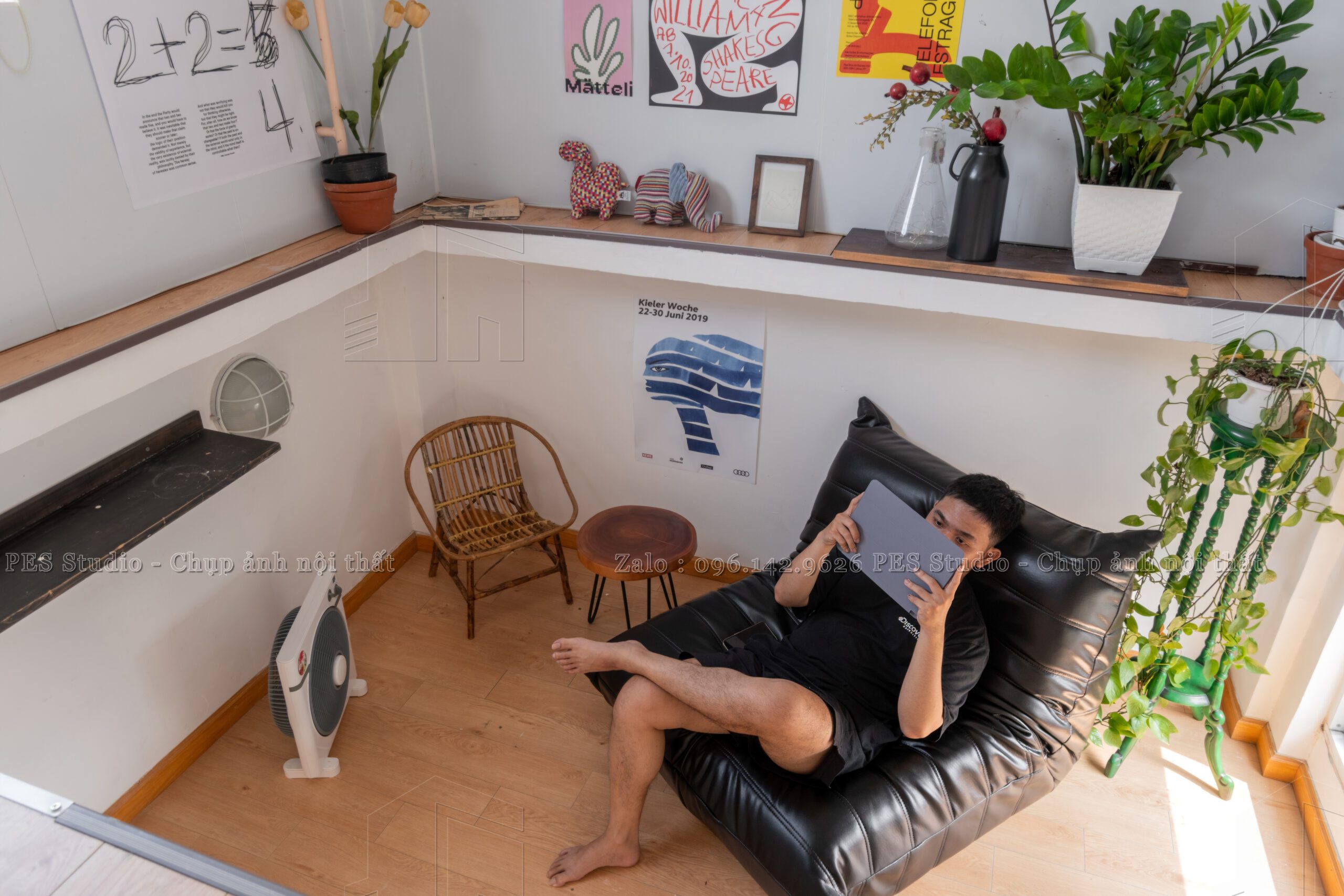 Khách nằm thư giãn trên sofa lười trong homestay Nguyễn Huệ