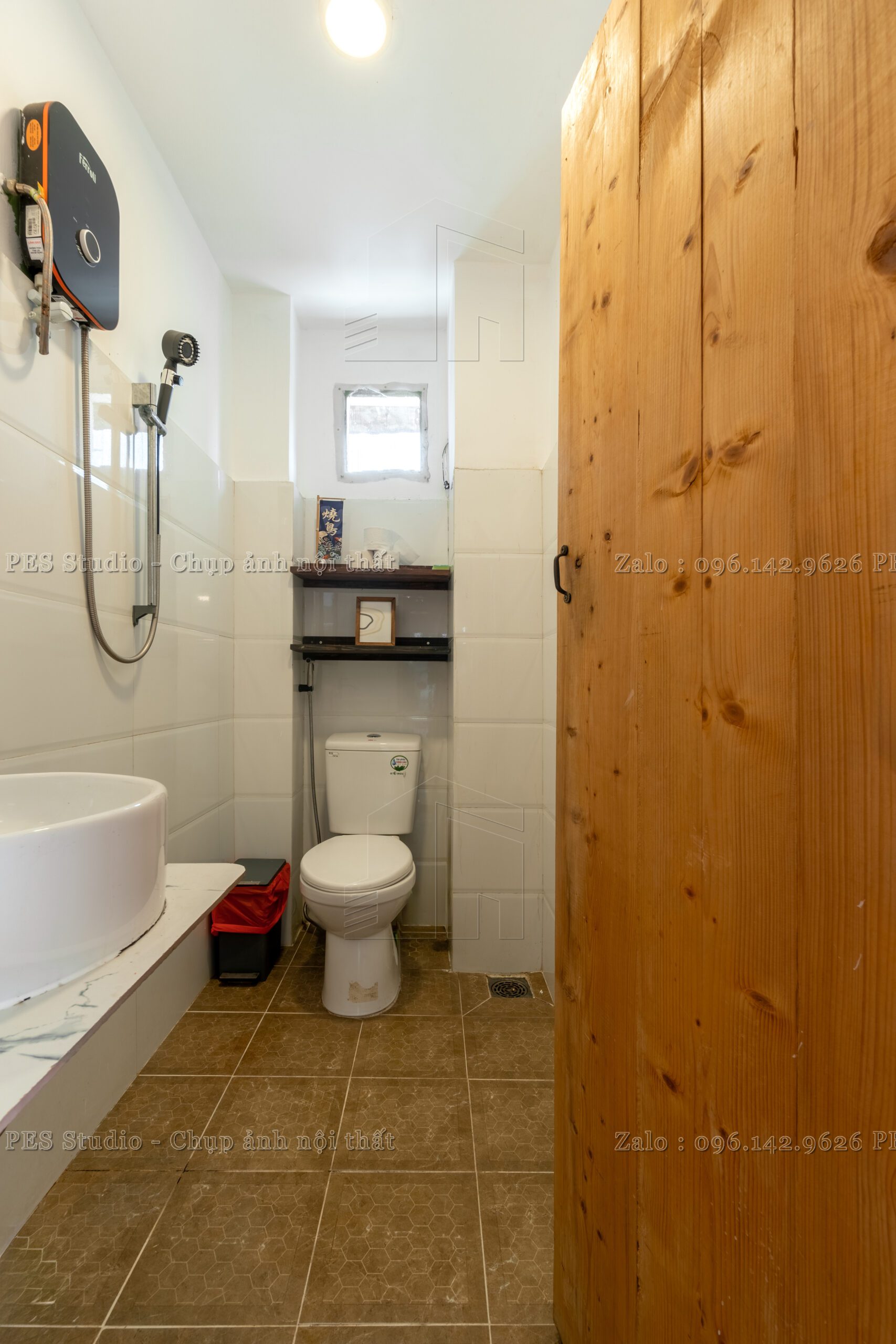 Phòng tắm homestay Nguyễn Huệ với bồn tắm men trắng và bồn cầu
