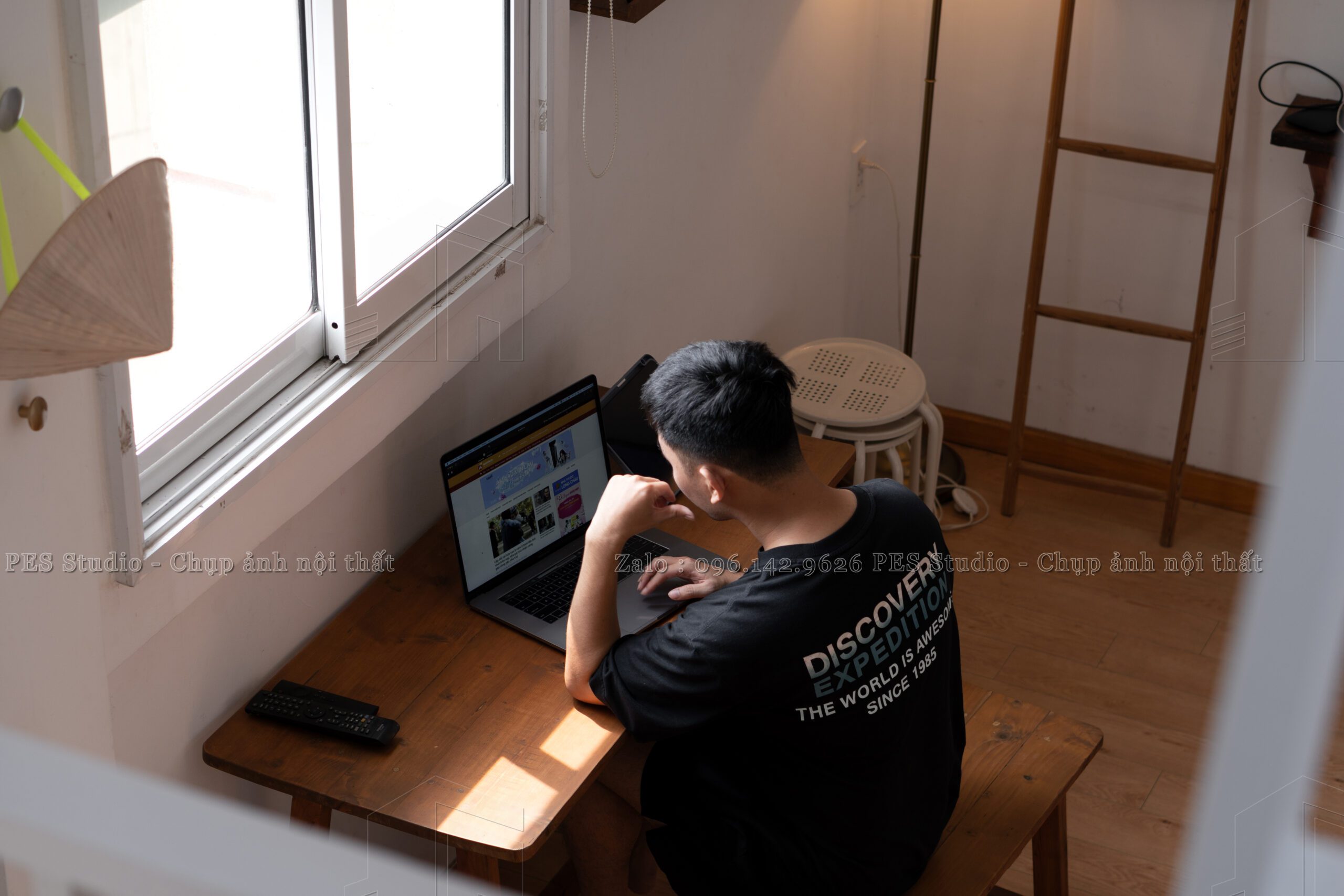 Góc làm việc homestay Nguyễn Huệ nhìn từ phía sau lưng khách