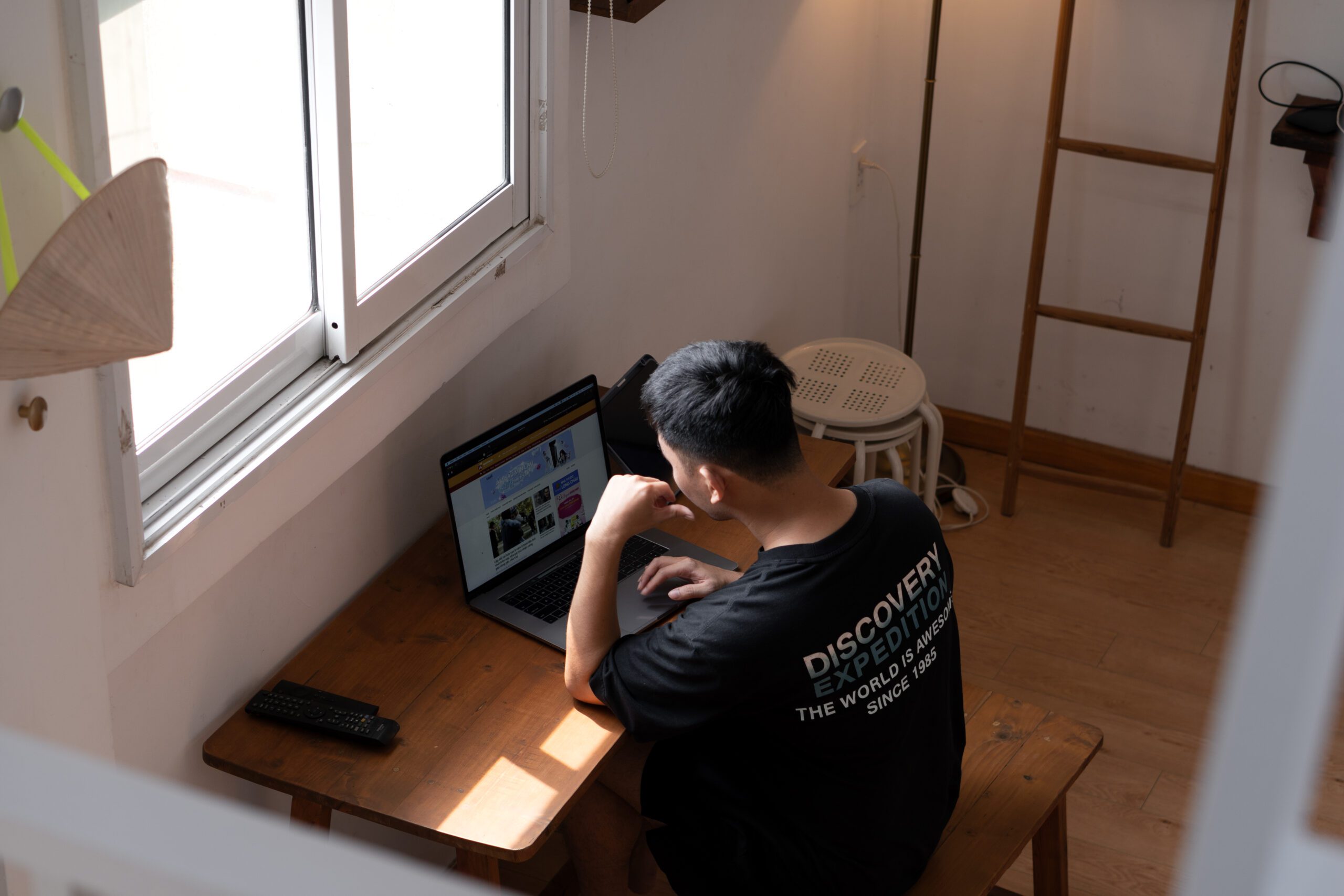 Khách ngồi làm việc tại bàn dài trong homestay chung cư Nguyễn Huệ