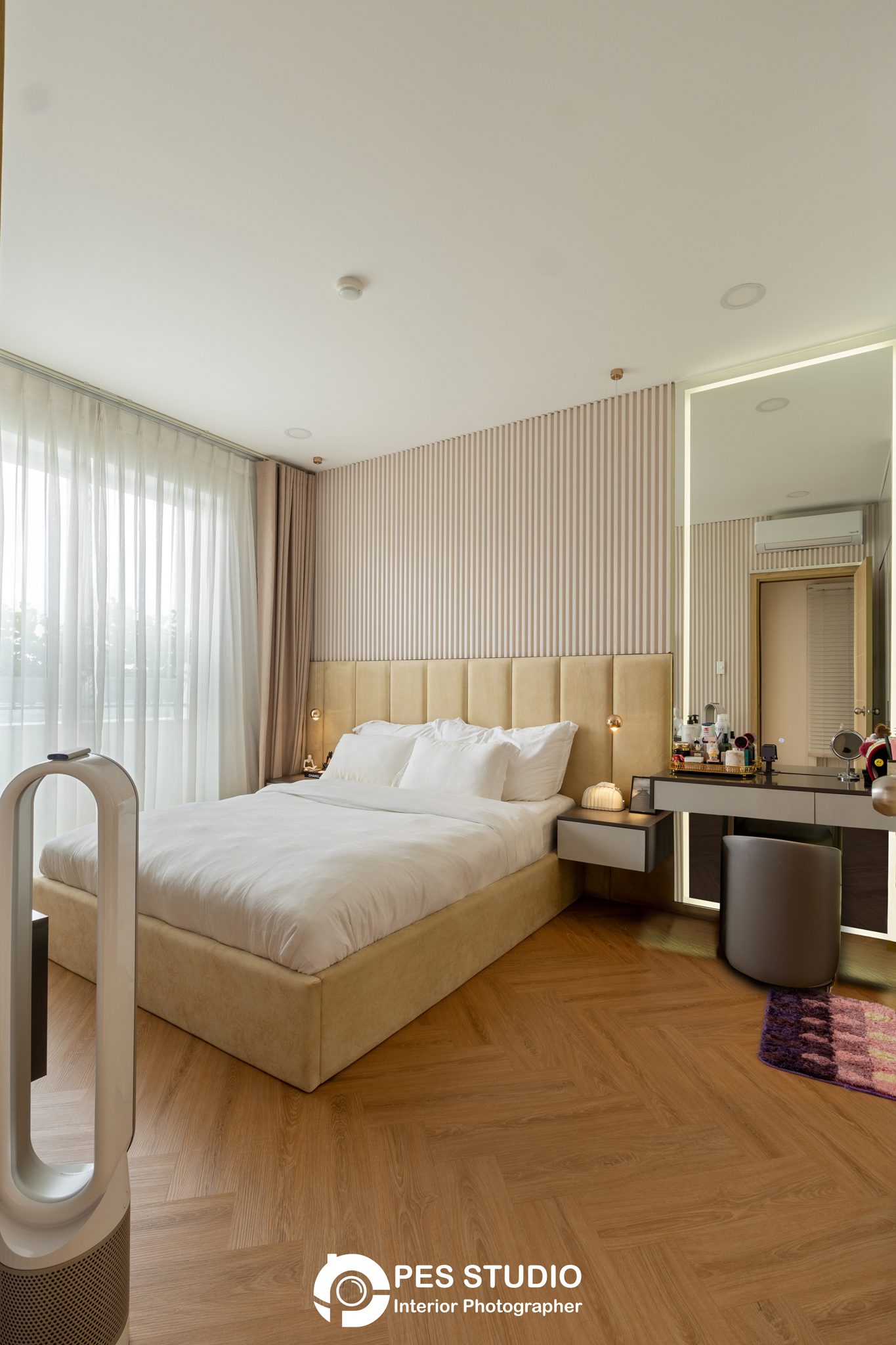 Phòng ngủ căn hộ Dream Palace với đầu giường ốp lam gỗ và ga trắng