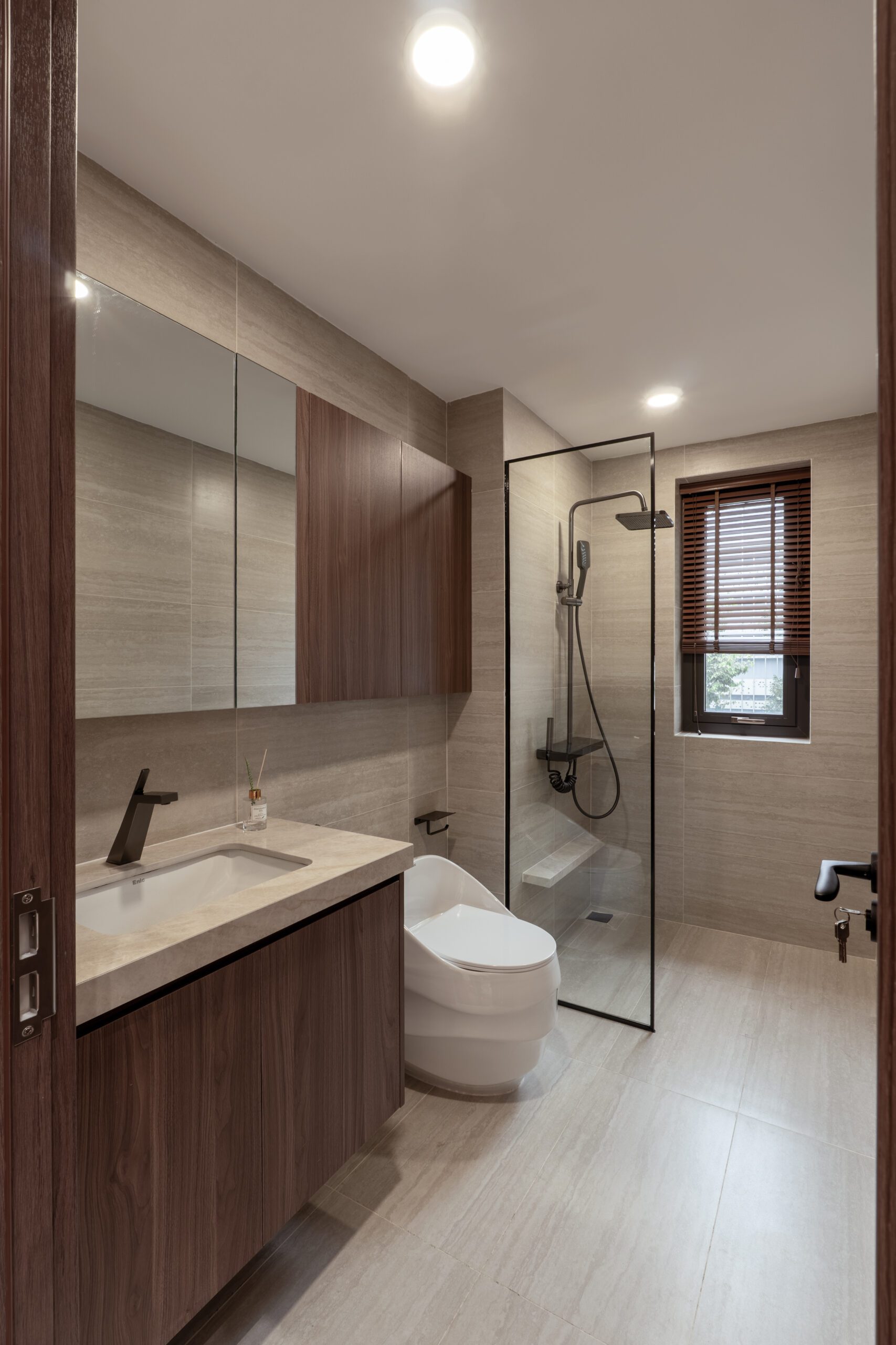 Phòng tắm nhỏ nhà phố với lavabo treo và gương chữ nhật