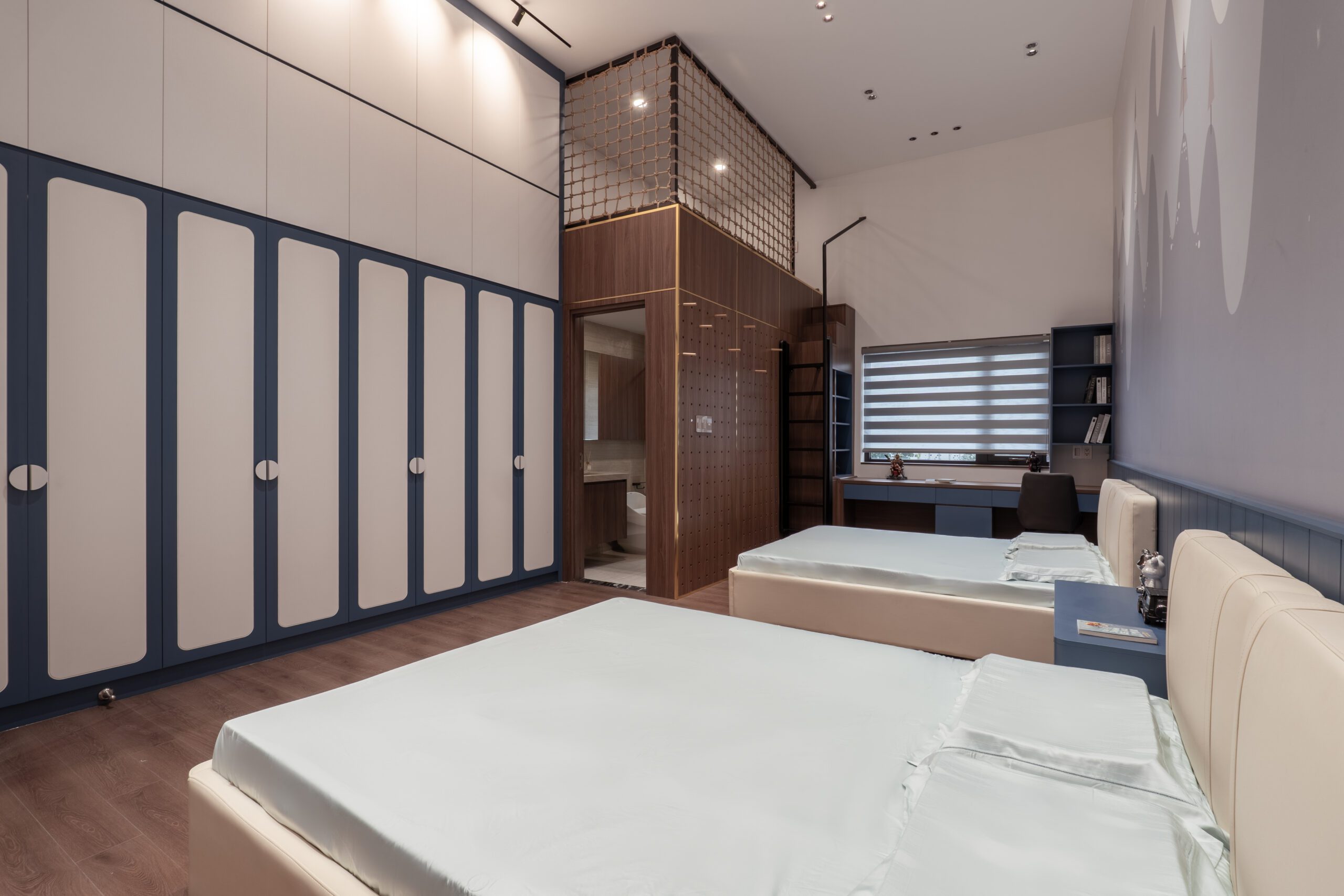 Phòng ngủ nhà phố Trần Phú với hệ tủ cánh lam gỗ