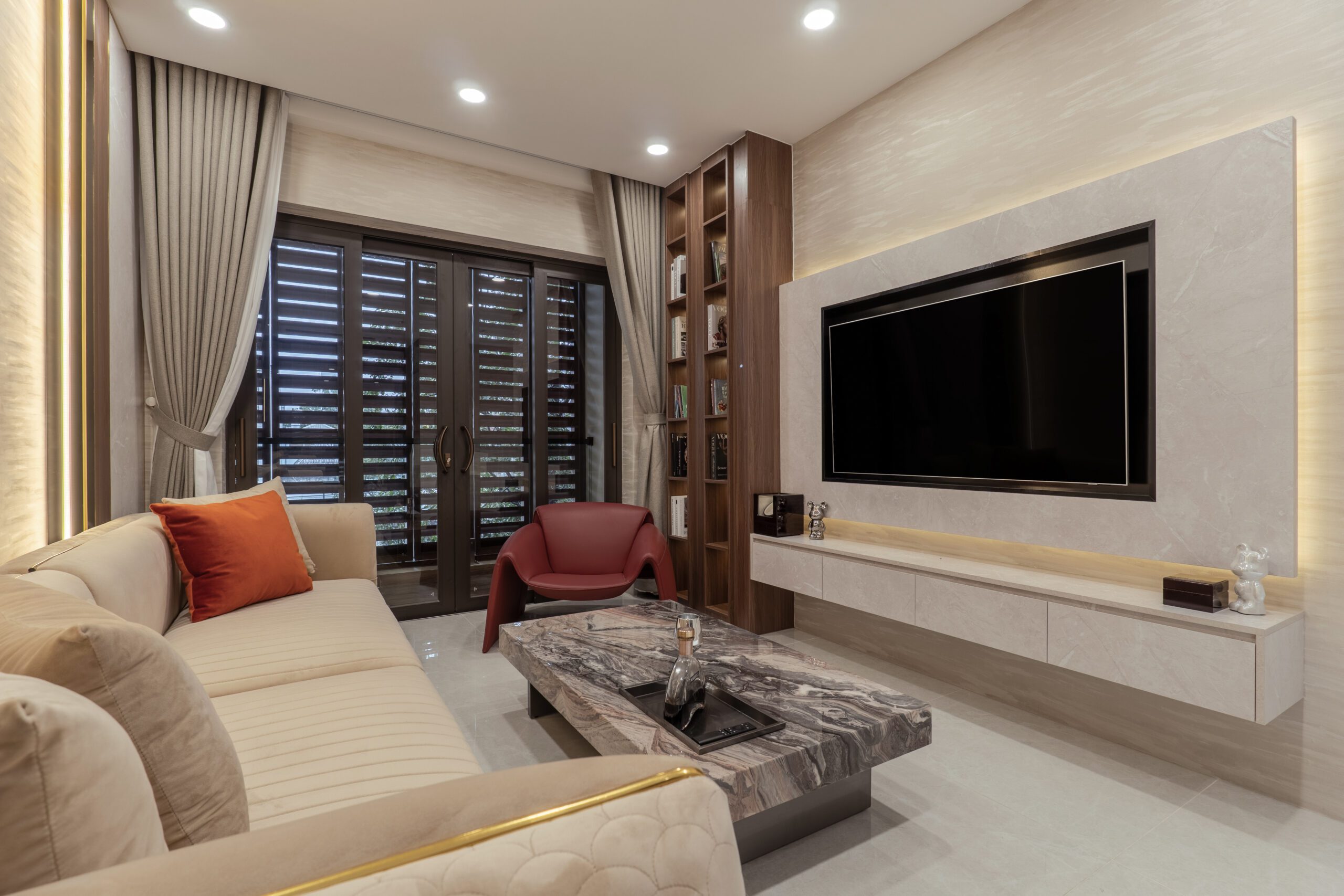 Phòng khách nhà phố với TV treo tường và rèm sáo gỗ