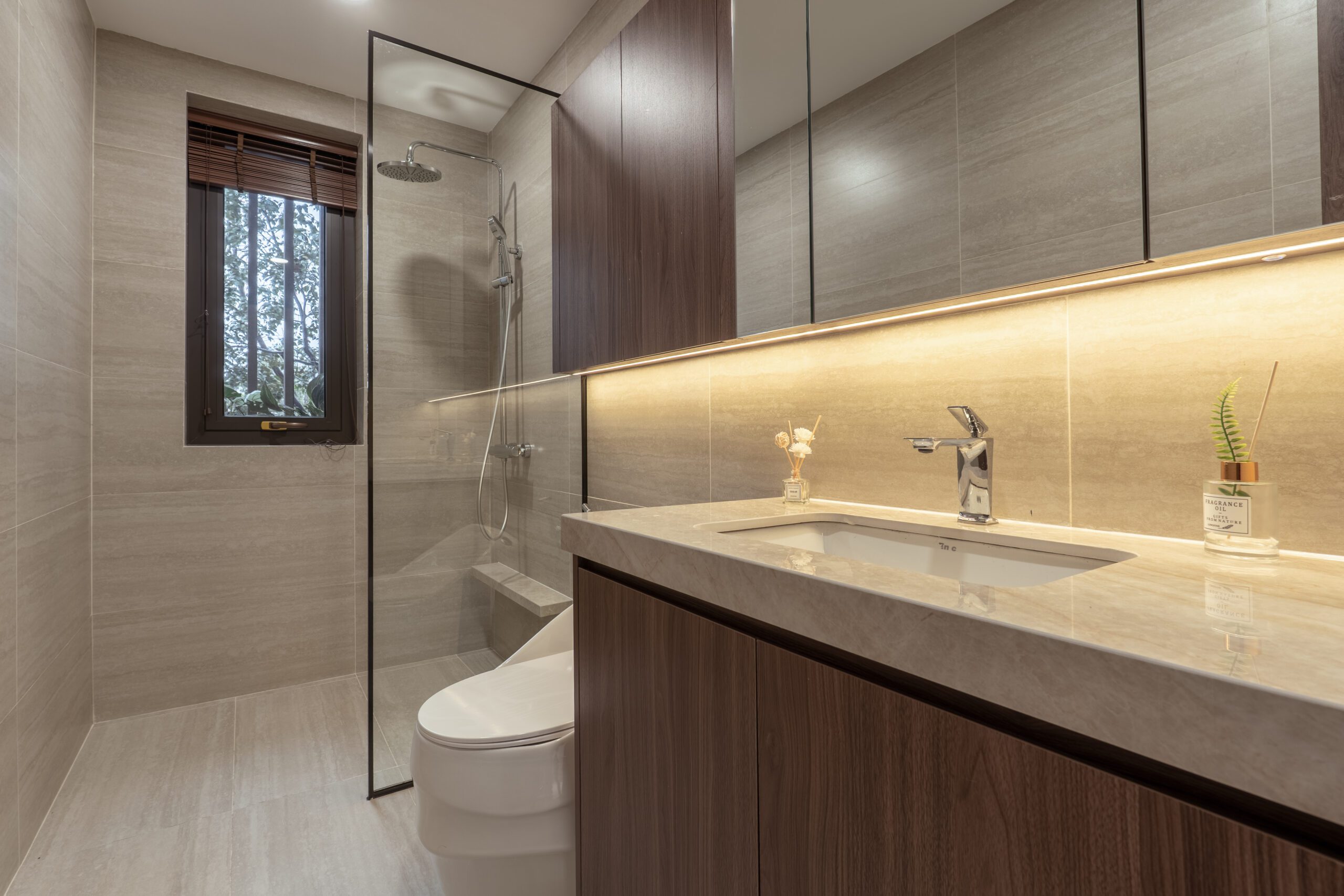 Bàn lavabo đôi ốp đá trắng với gương lớn trong nhà phố