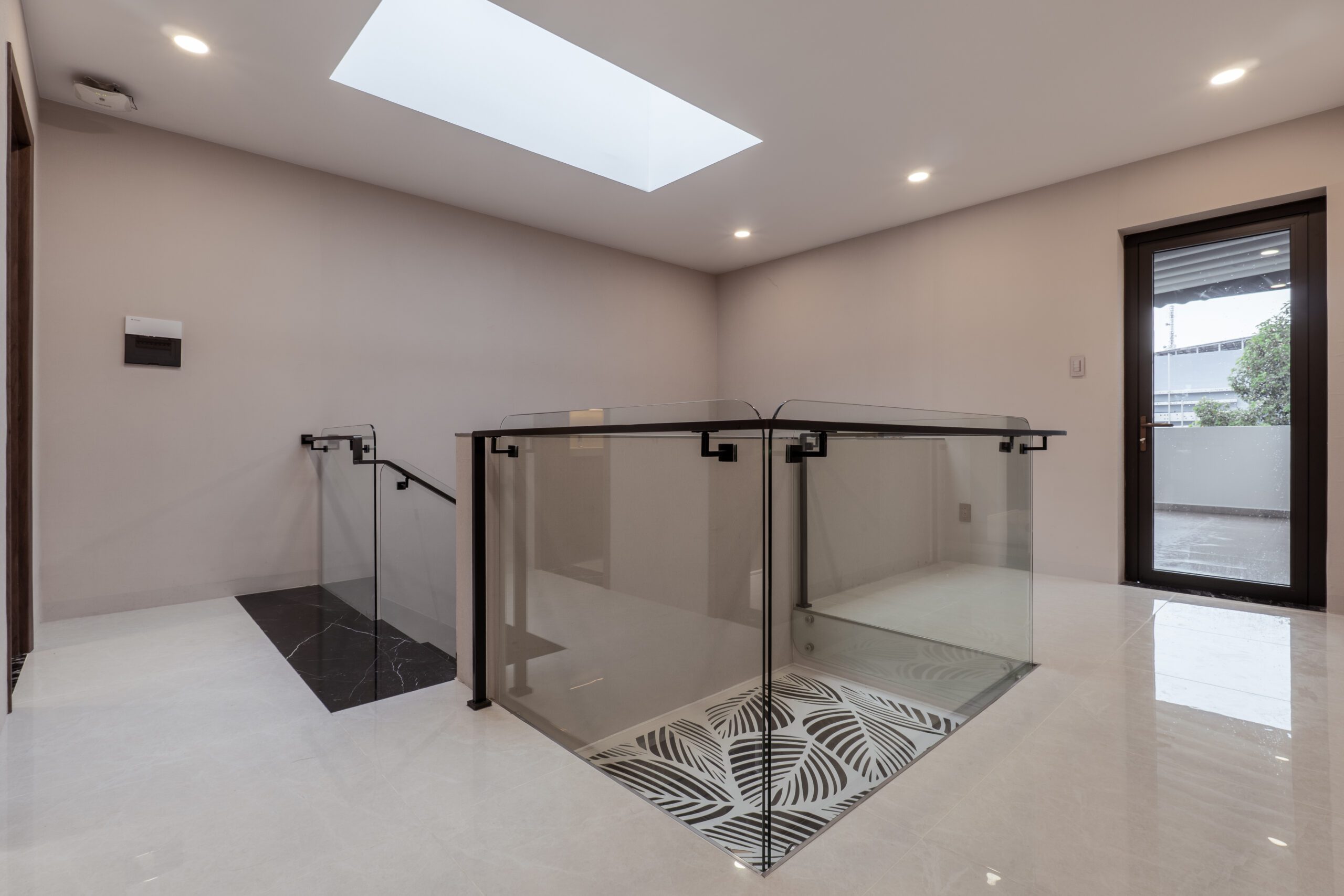 Cầu thang kính và lan can inox trong nhà phố Trần Phú