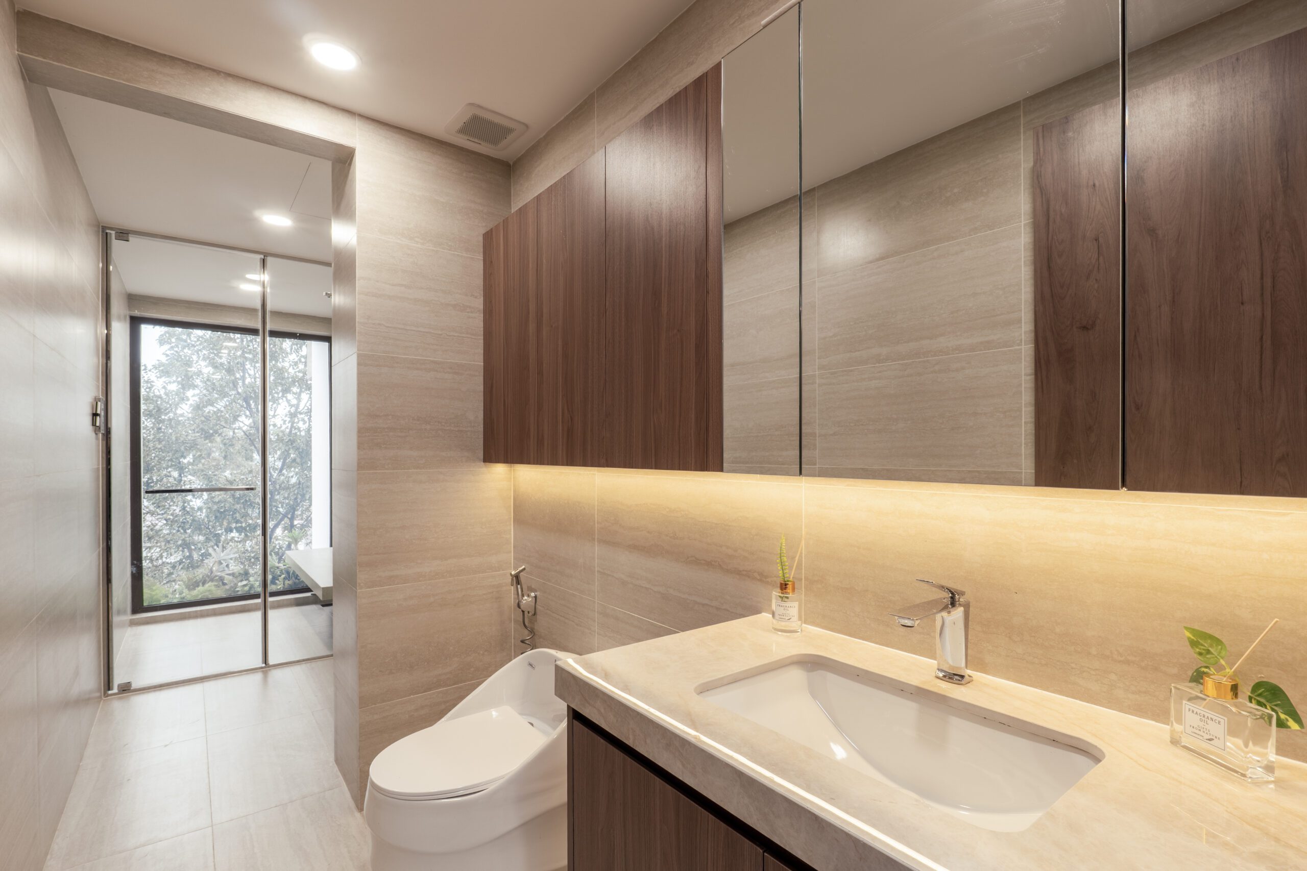 Bàn lavabo đôi ốp đá và gương lớn trong nhà phố Trần Phú Bình Dương