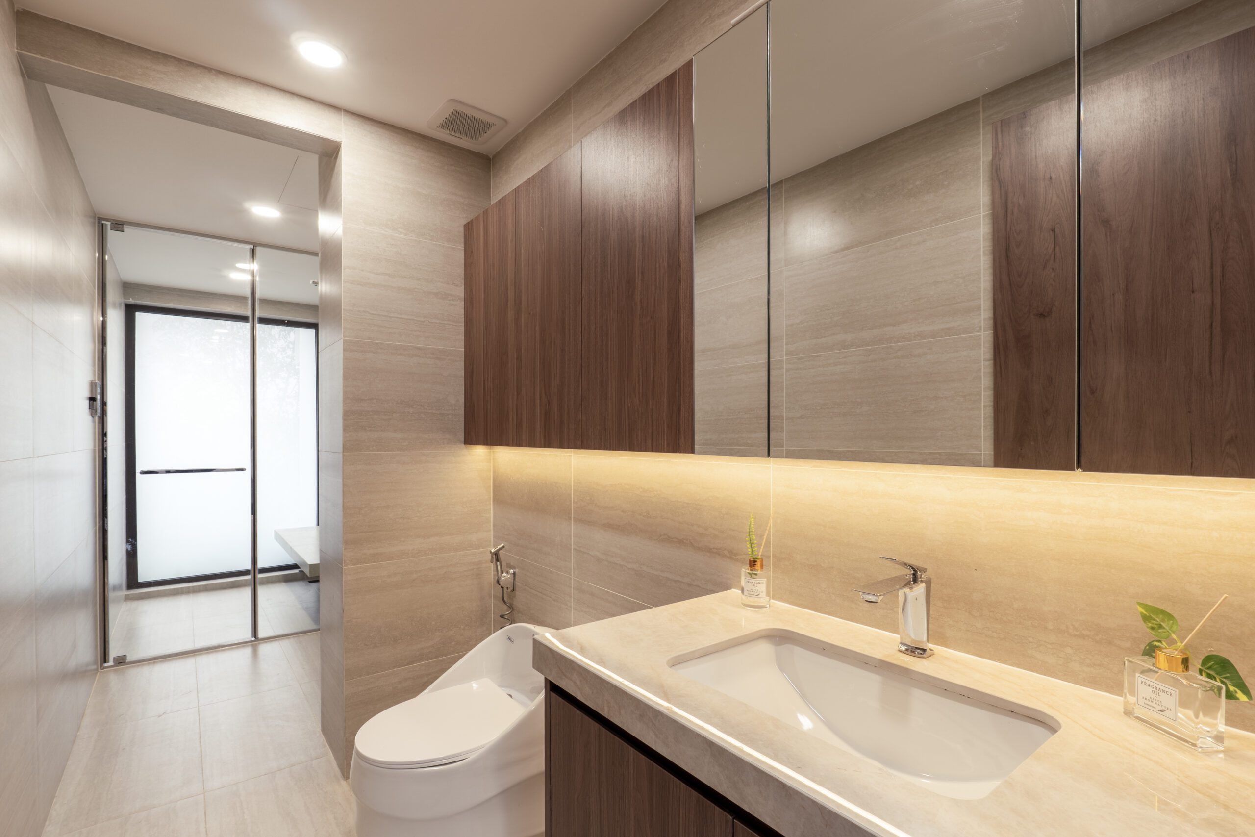 Bàn lavabo đôi với hai gương chữ nhật và dải đèn hắt