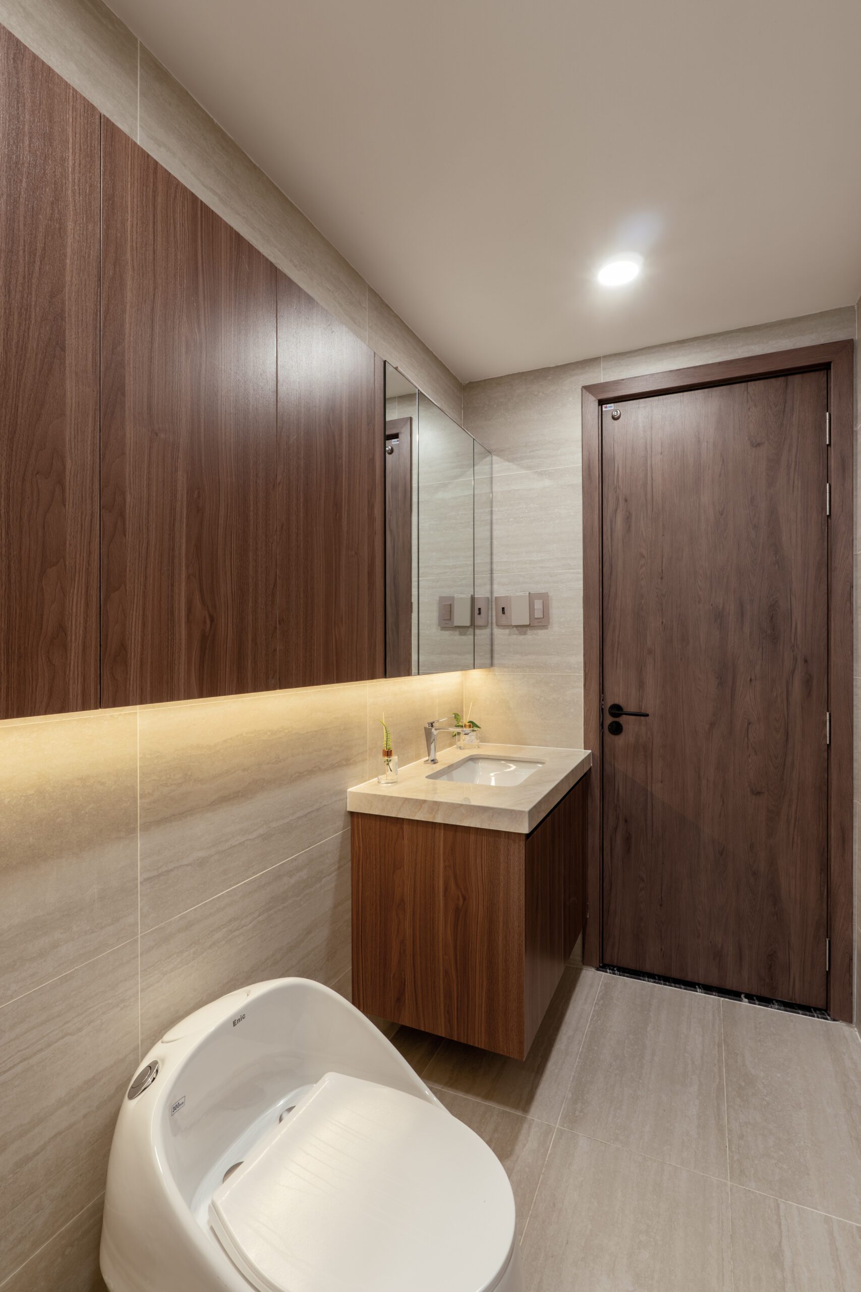 Khu lavabo và buồng tắm nhìn từ cửa phòng tắm nhà phố