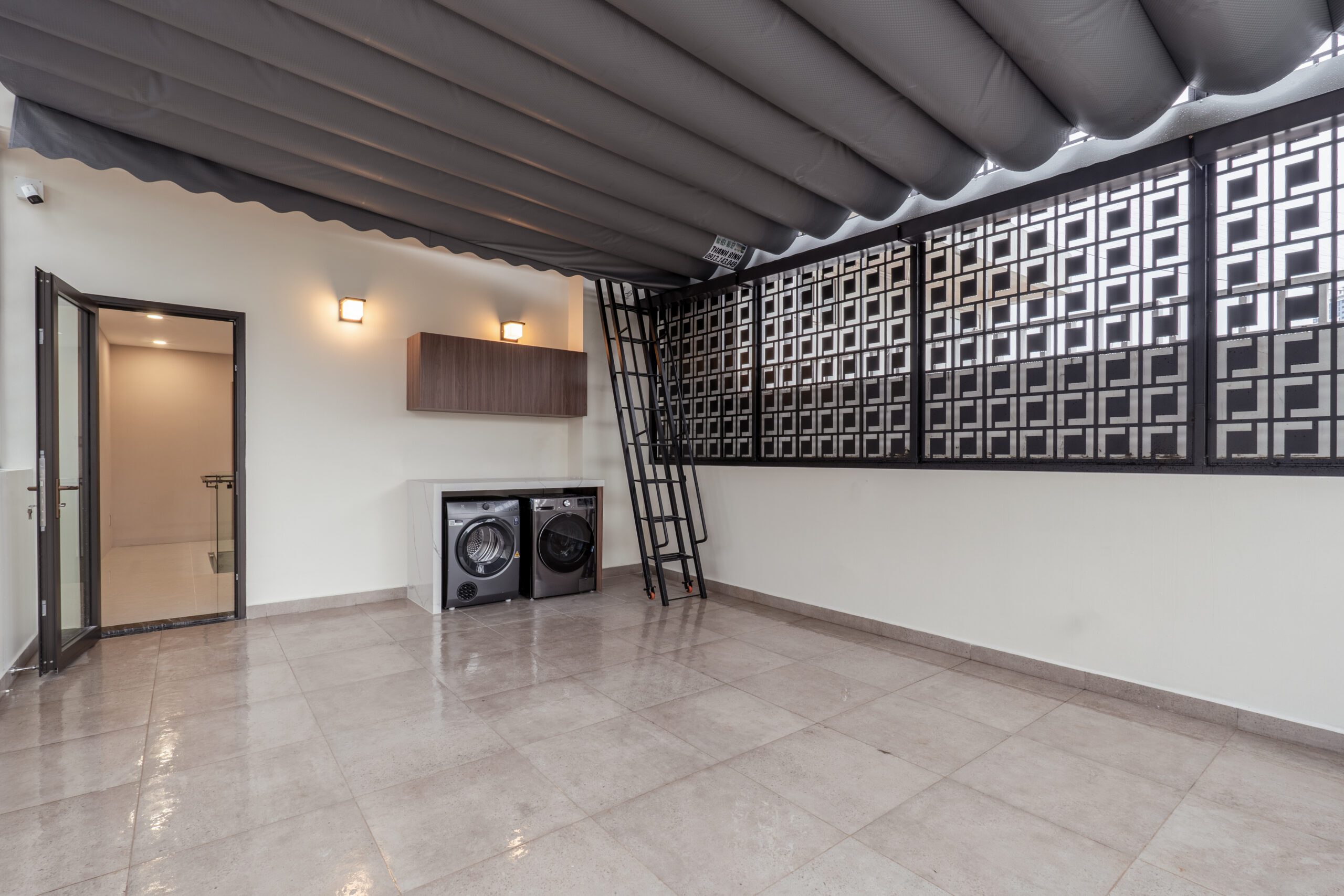 Khoảng thông tầng sân thượng nhà phố với vách hoa gió