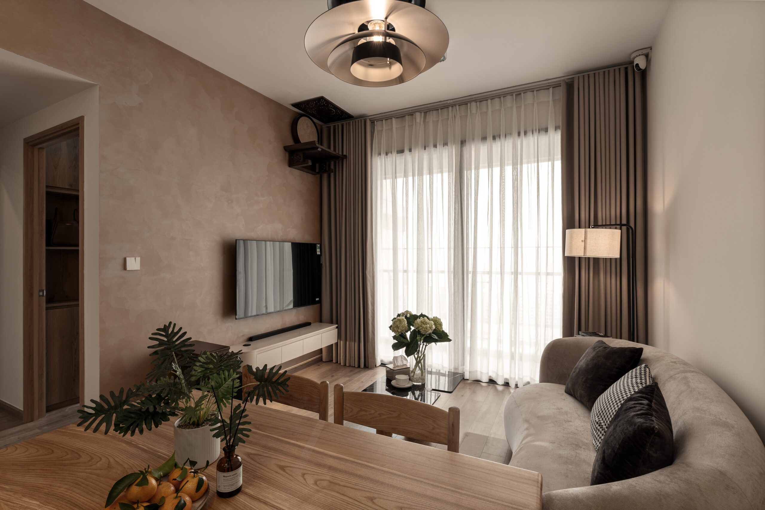 Chụp Ảnh Căn Hộ & Chung Cư TP.HCM — Portfolio Dự Án Thực Tế | PES Studio 6 Sofa xám và đèn thả trong phòng khách căn hộ Akari City Nam Long