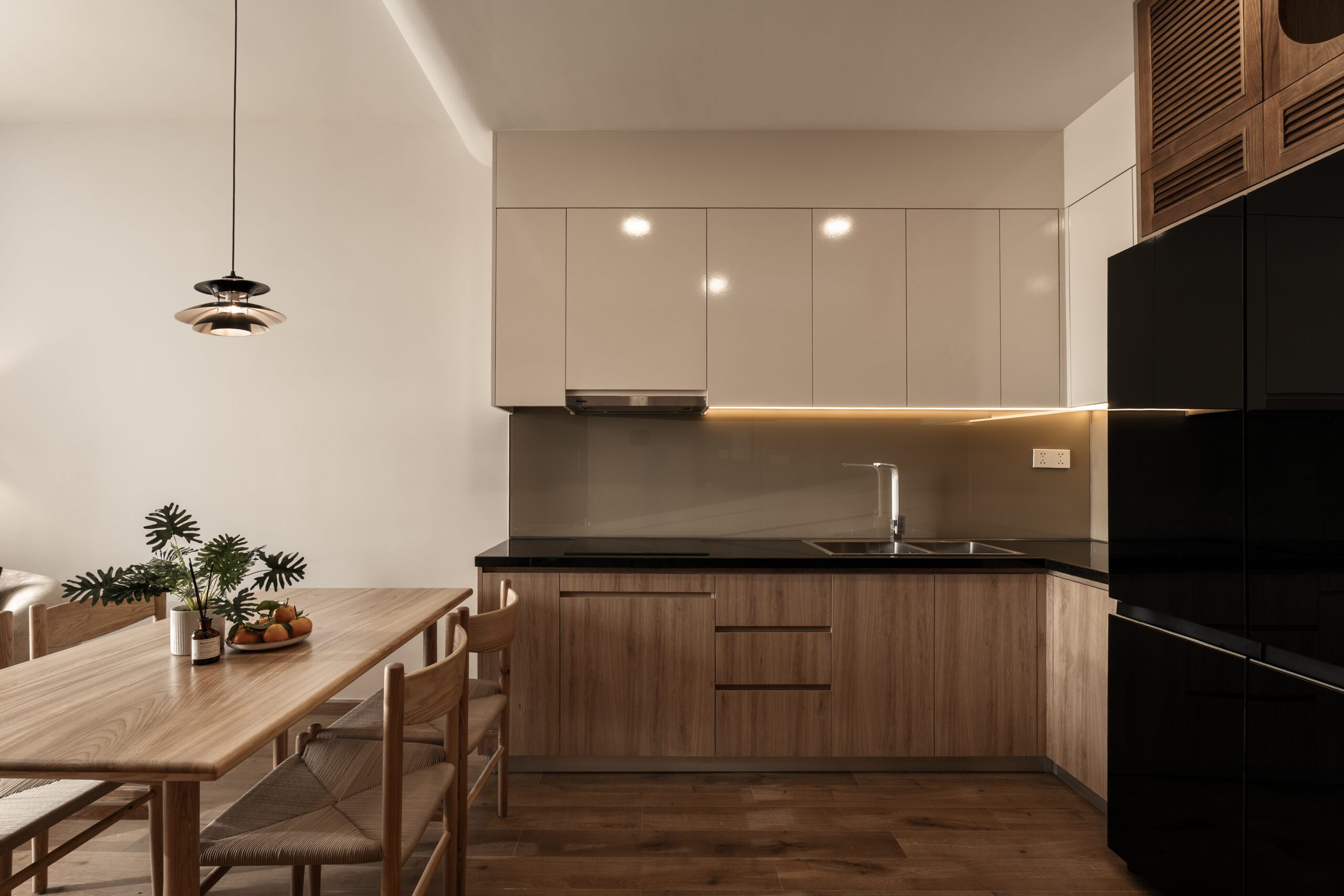 Bếp căn hộ Akari Nam Long với đảo bếp và hệ tủ đen bóng