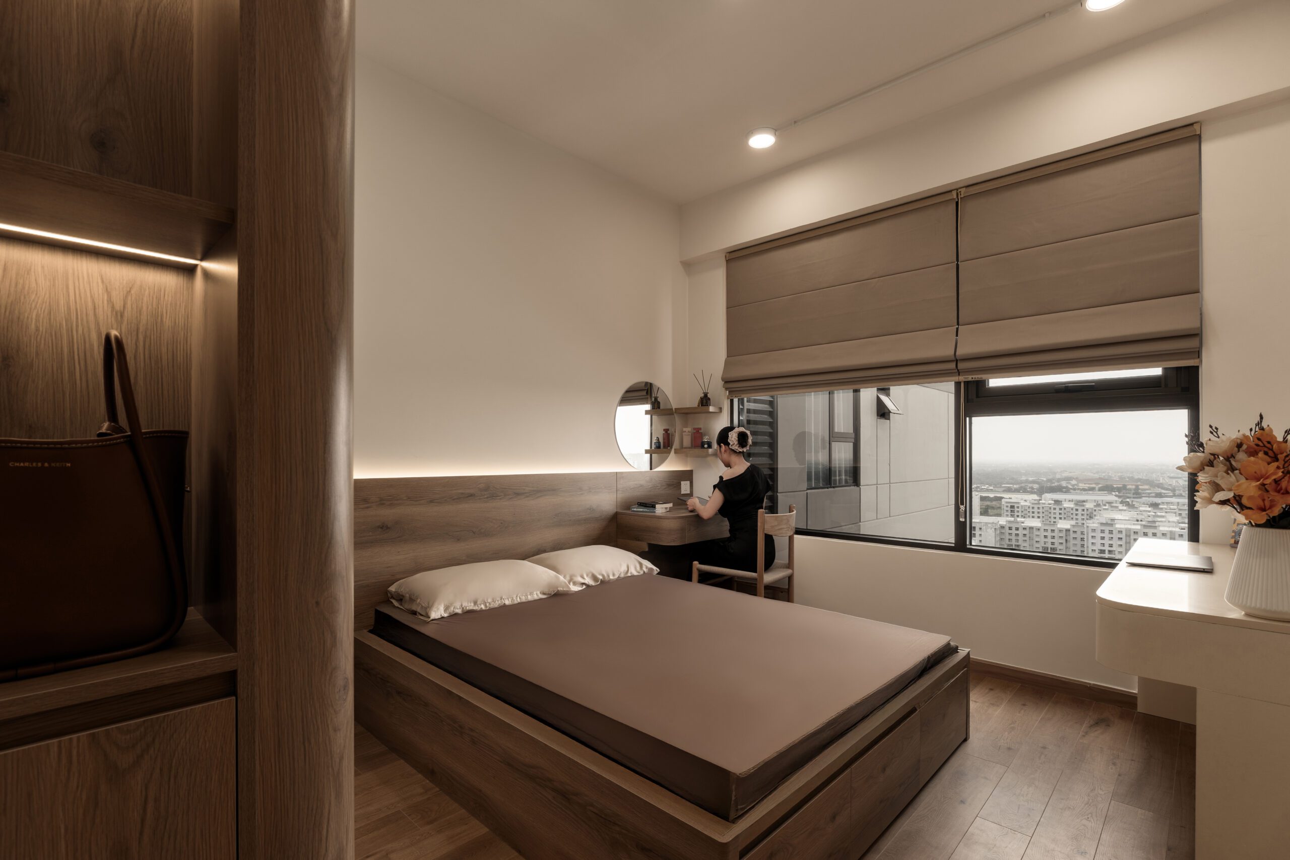 Phòng ngủ căn hộ Akari City Nam Long với tủ áo và cửa sổ lấy sáng