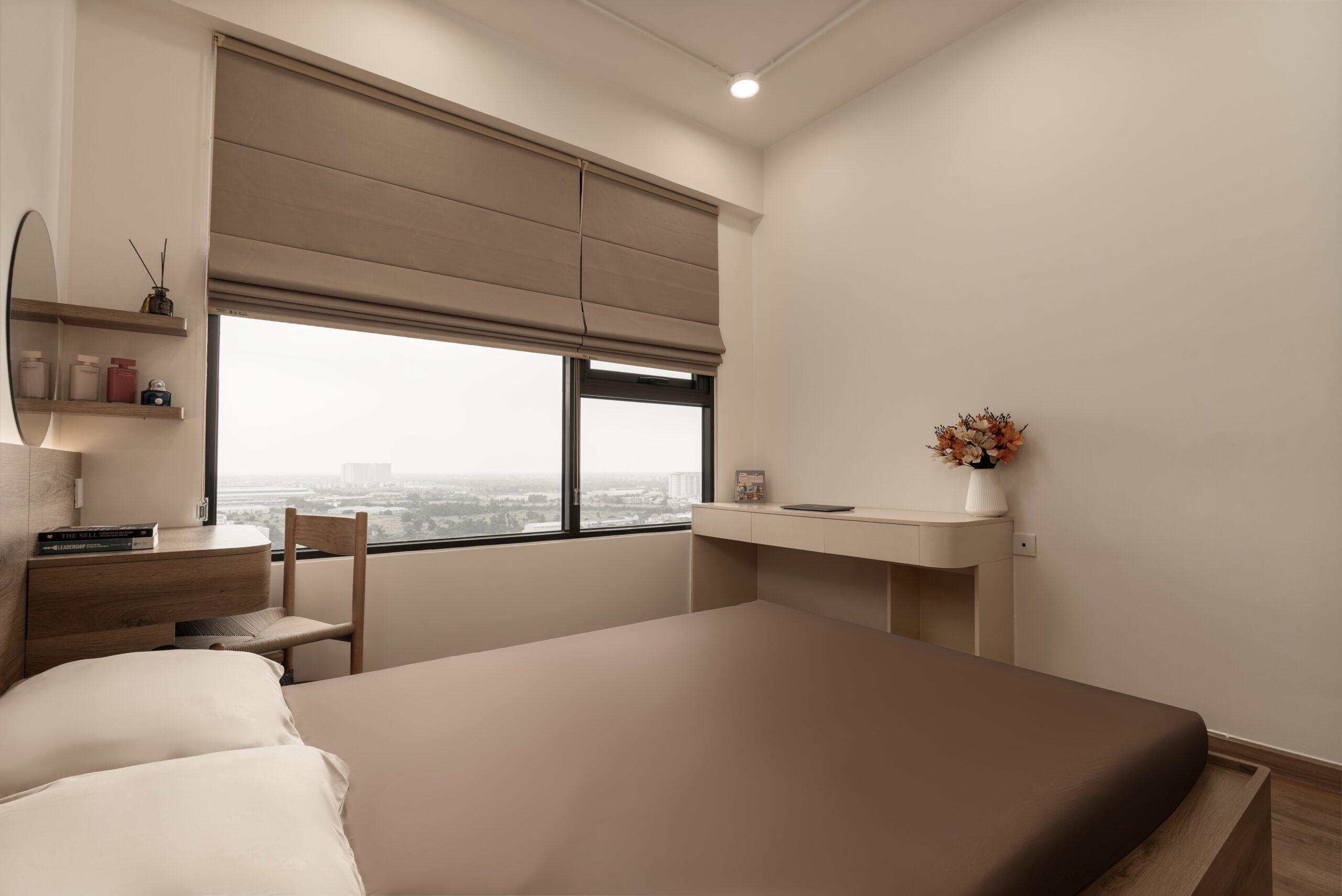 Phòng ngủ căn hộ Akari Nam Long với rèm vải và bàn đầu giường