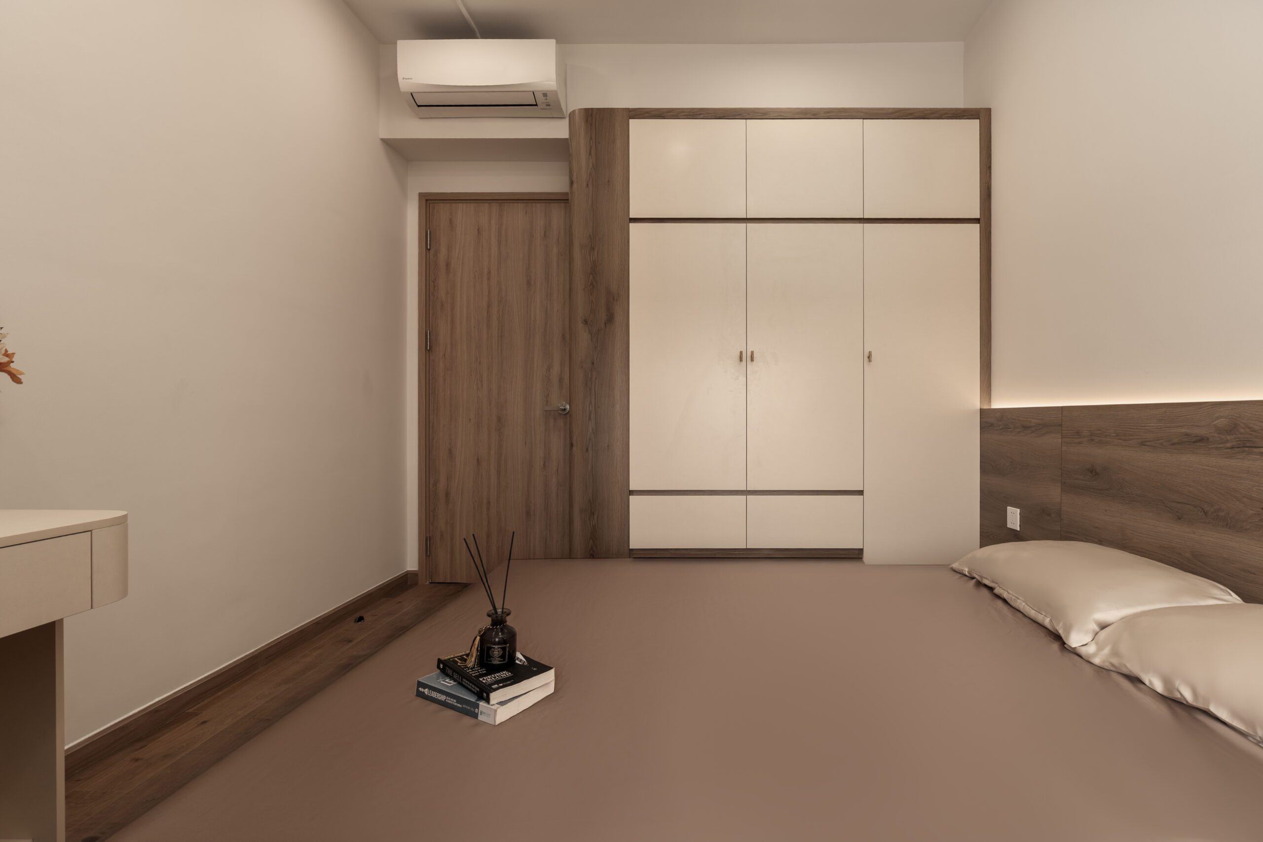 Phòng ngủ căn hộ Akari City Nam Long với tủ áo cánh gỗ kịch trần