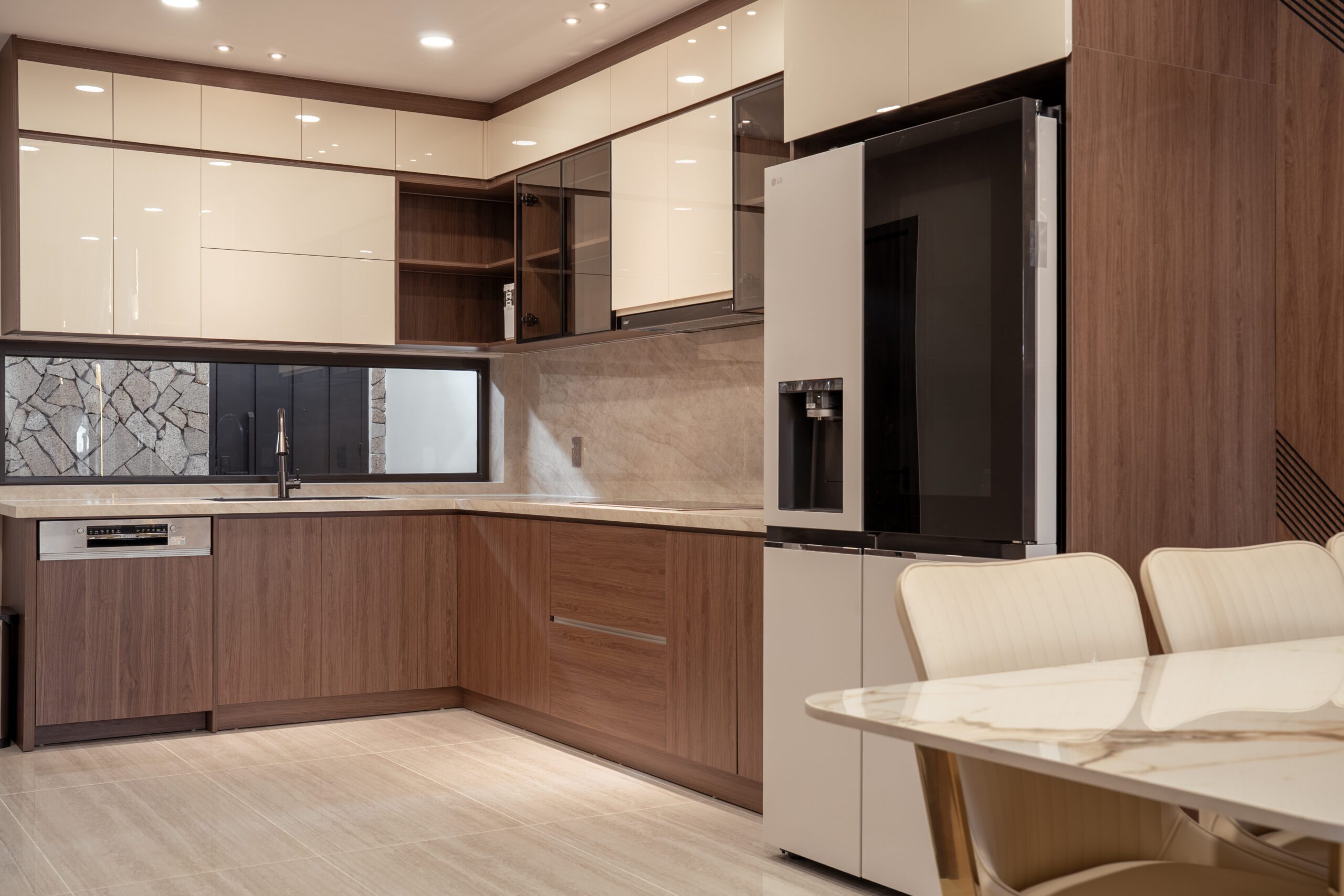 Bếp nhà phố Bình Dương với tủ gỗ, lò vi sóng âm và bàn ăn