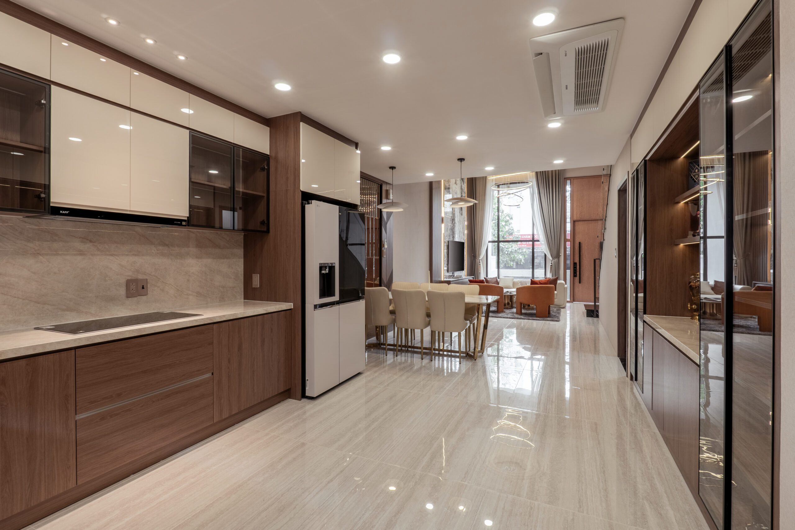 Bếp nhà phố Trần Phú nhìn thẳng ra khu bàn ăn phía sau