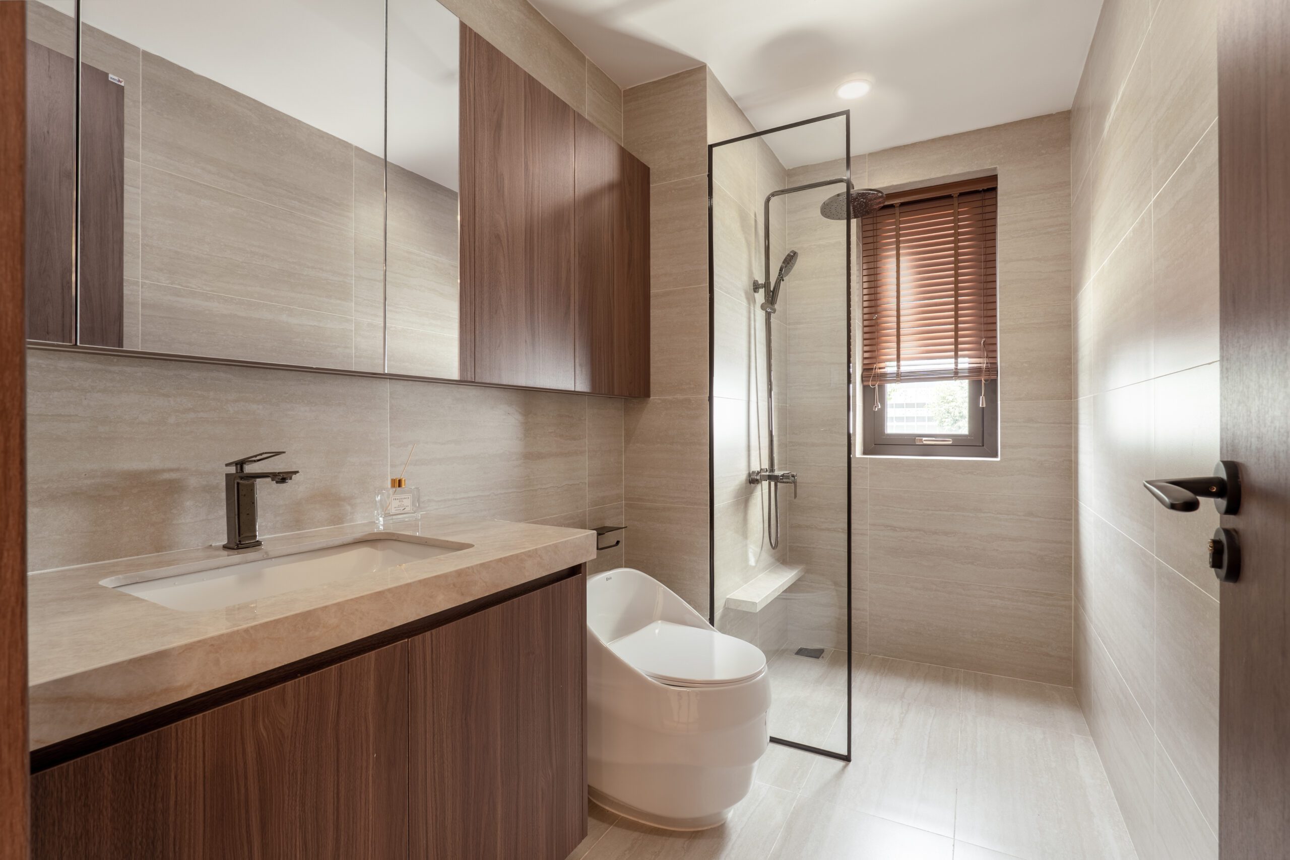 Phòng tắm nhà phố với lavabo, bồn cầu và cửa sổ thông gió