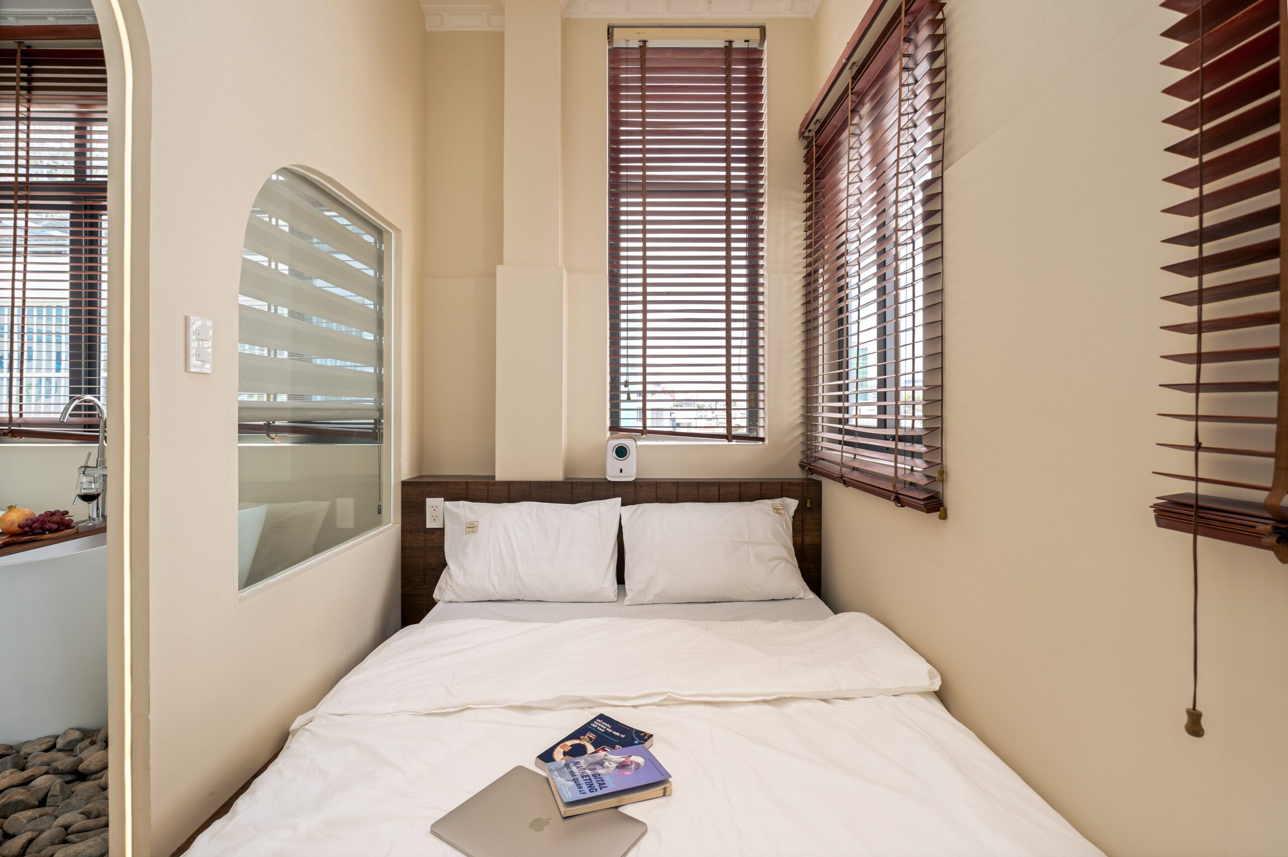 Phòng ngủ Paar Homestay với giường đôi và tường sơn kem