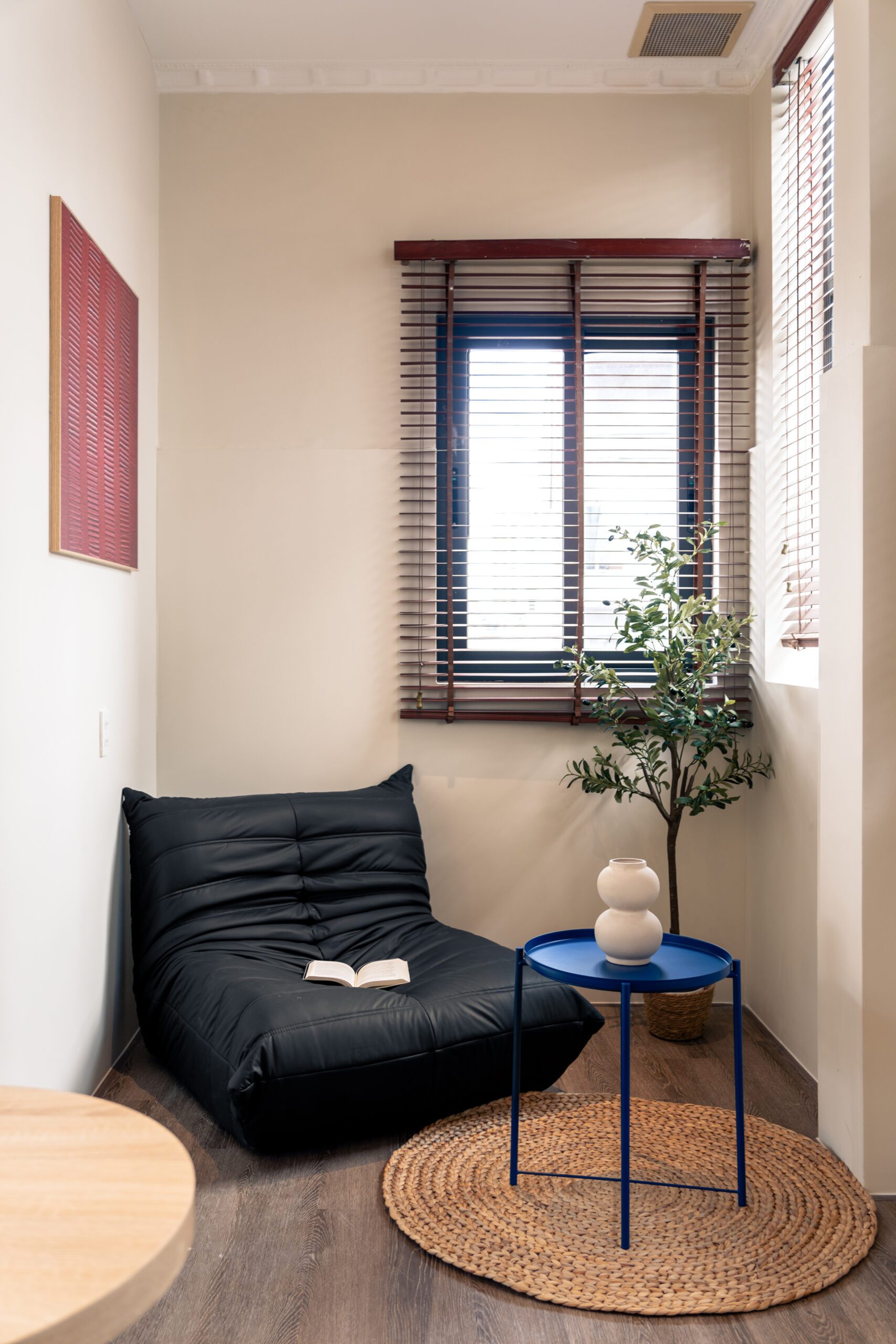 Góc thư giãn Paar Homestay với sofa lười đen và bình cây trang trí