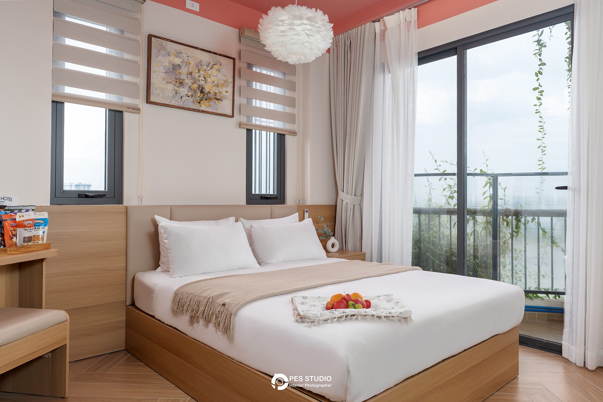 Phòng nghỉ Lumi Riverside với giường đôi và cửa kính ra ban công