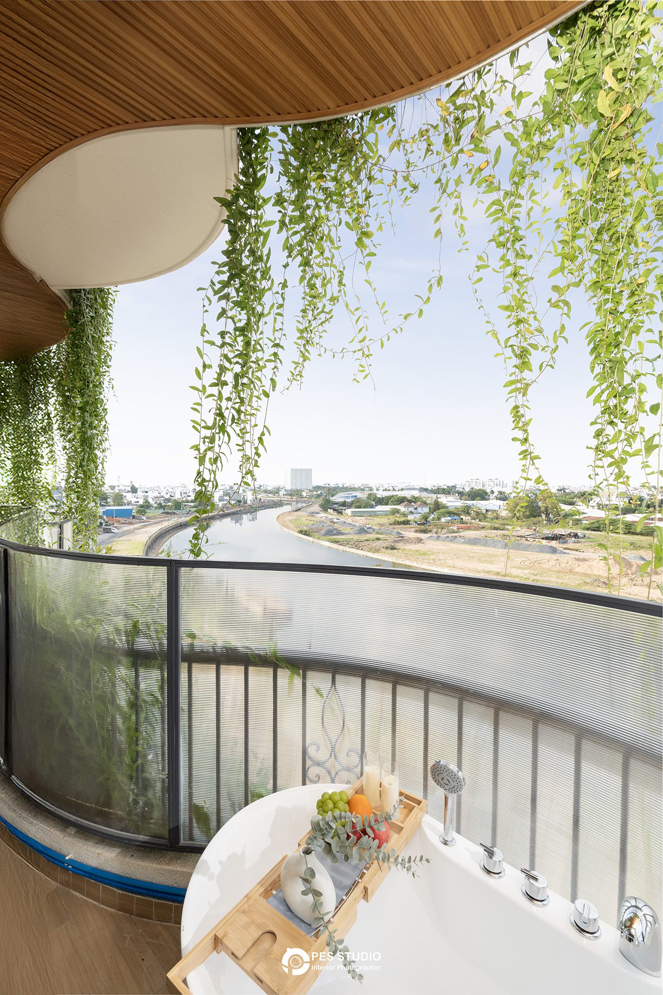 Ban công khách sạn Lumi Riverside nhìn ra sông với giàn dây leo