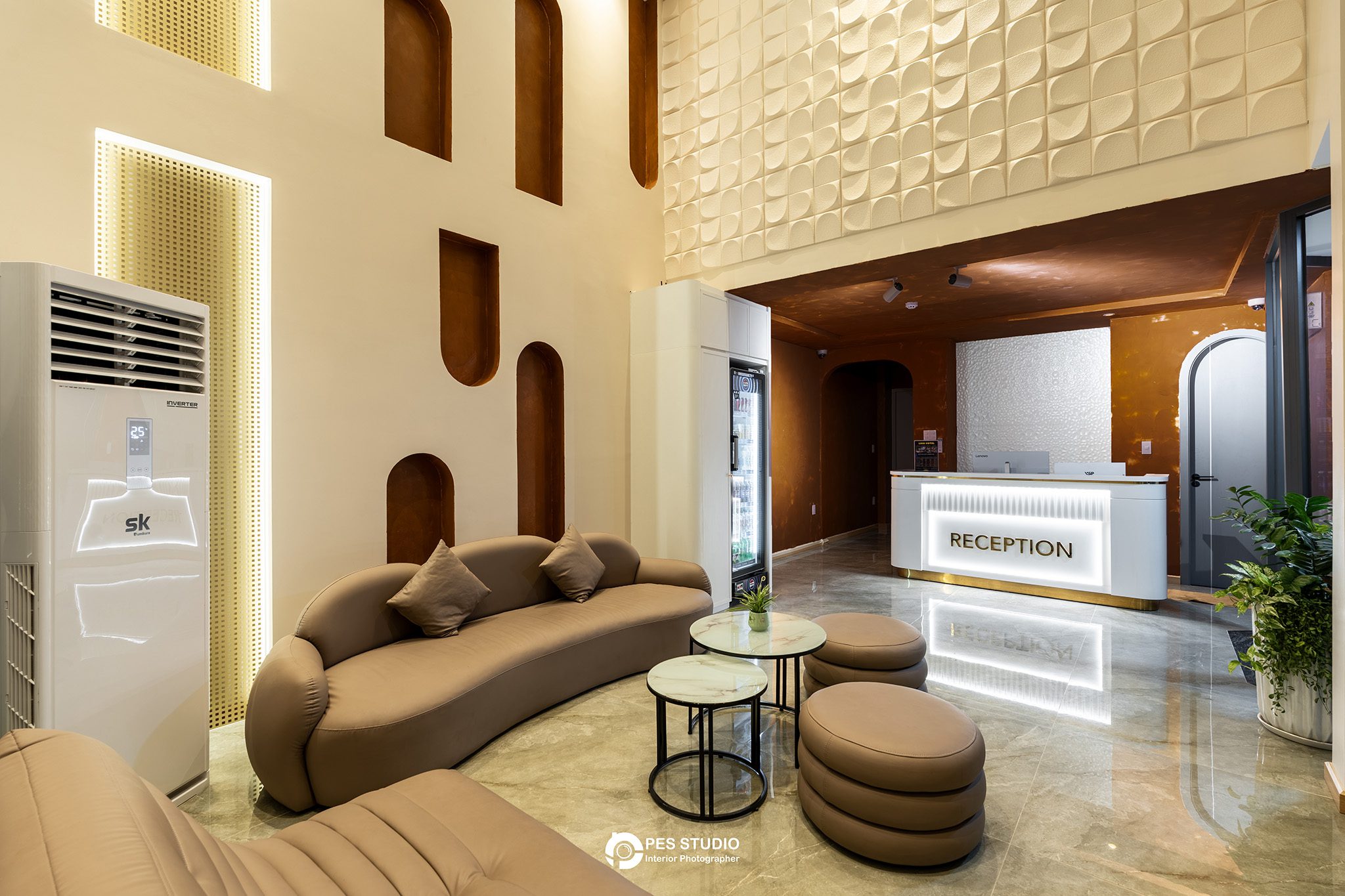Sảnh chờ khách sạn Lumi Riverside với ghế đôn và vách gỗ