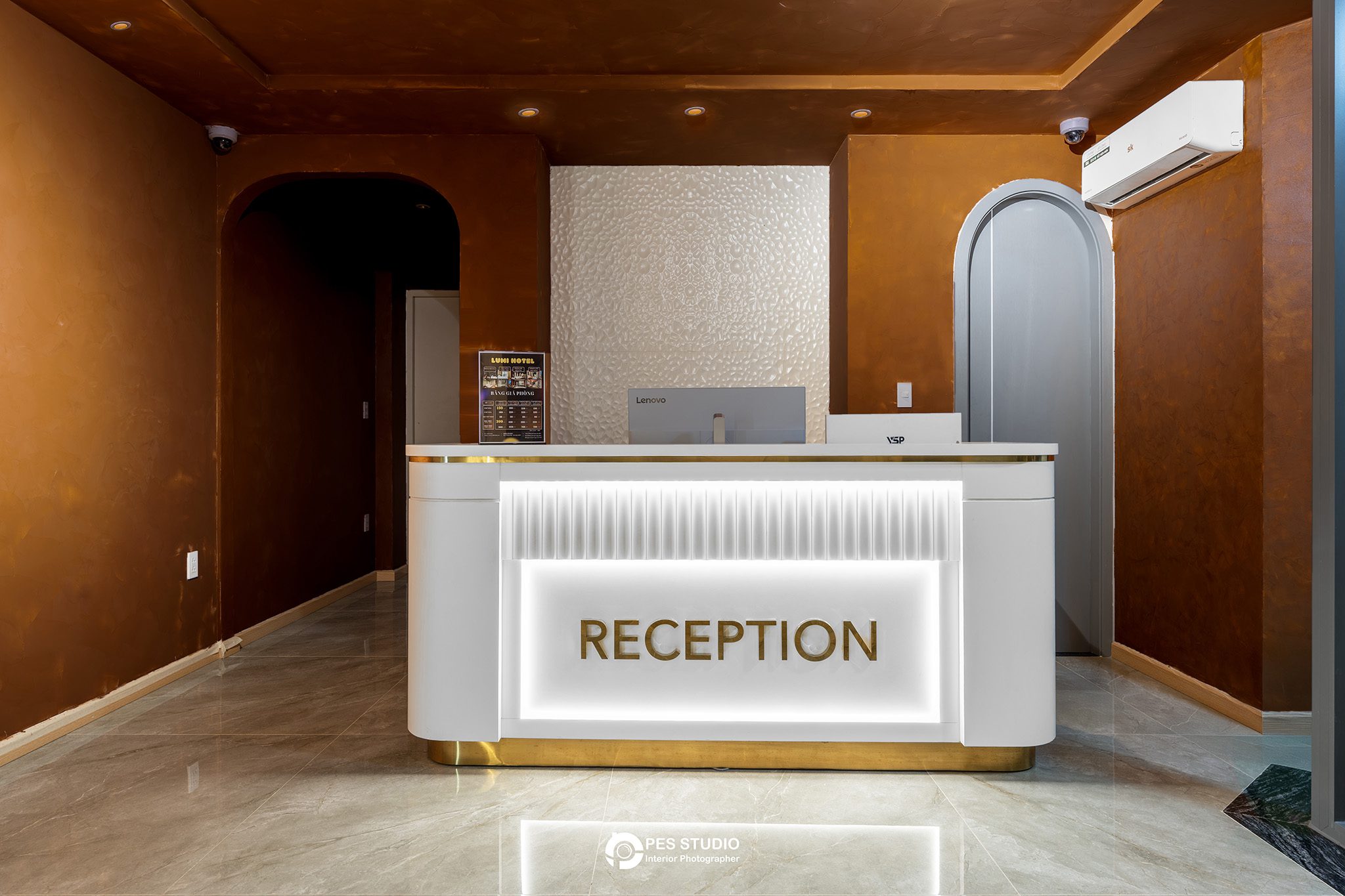 Quầy lễ tân khách sạn Lumi Riverside với biển Reception
