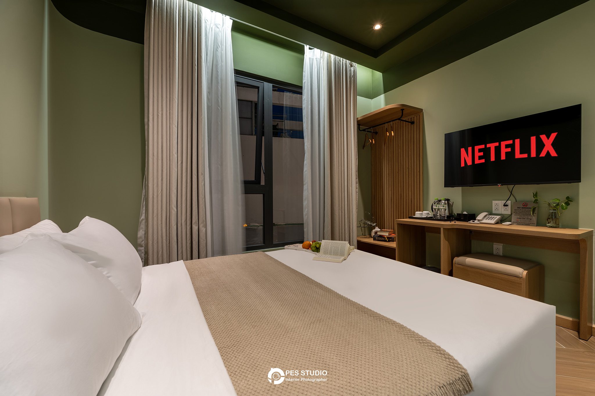 Phòng nghỉ Lumi Riverside với TV chiếu Netflix và rèm voan
