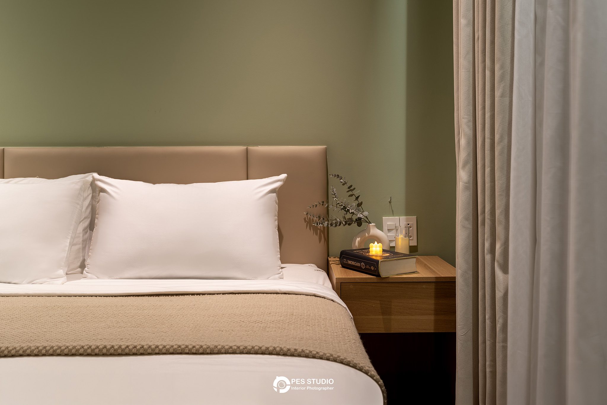 Cận cảnh giường và bàn đầu giường phòng khách sạn Lumi Riverside