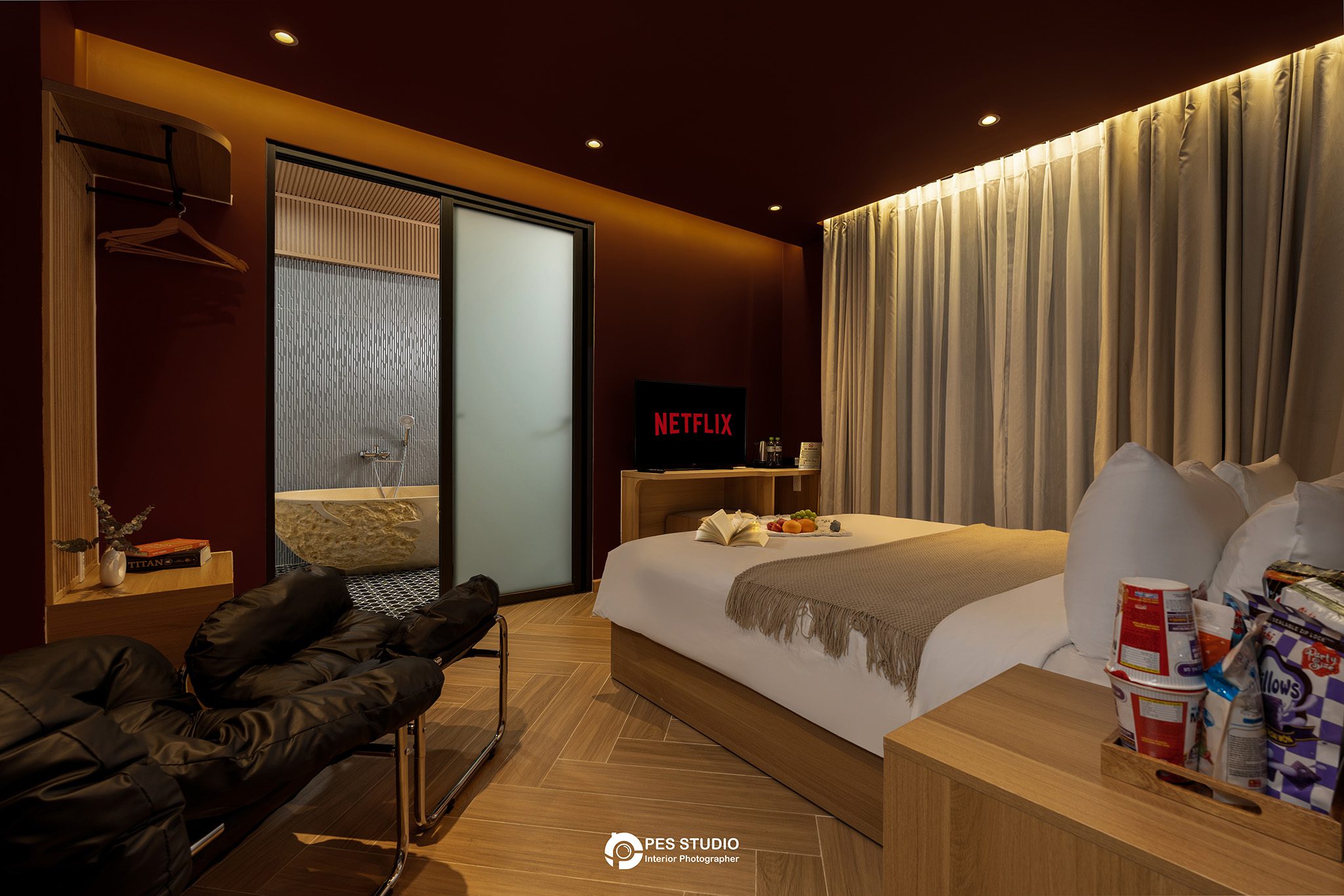 Phòng suite Lumi Riverside với rèm vải dài và khu ngồi riêng