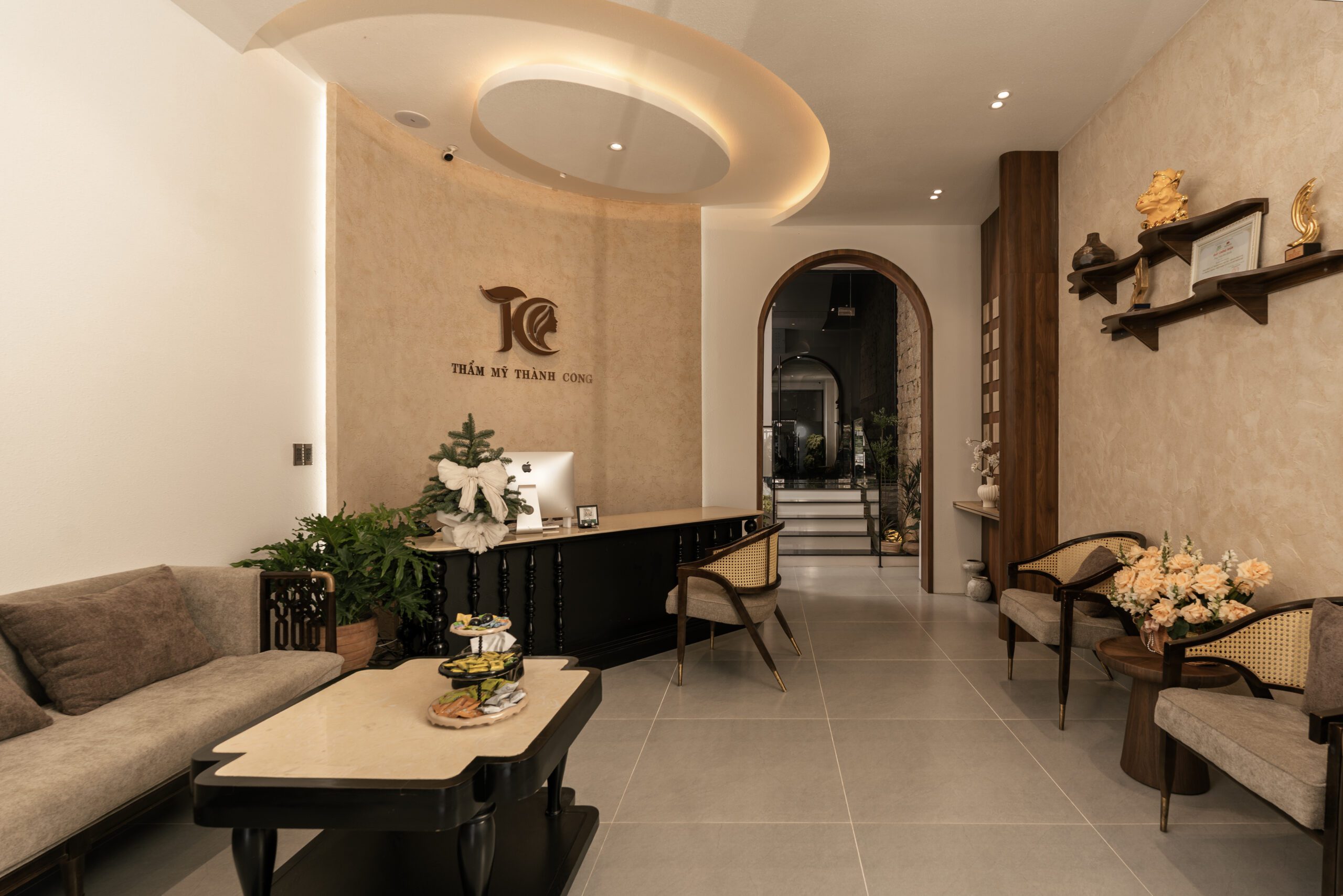 Sảnh chờ viện thẩm mỹ Thành Công với sofa dài và trần đèn hắt tròn
