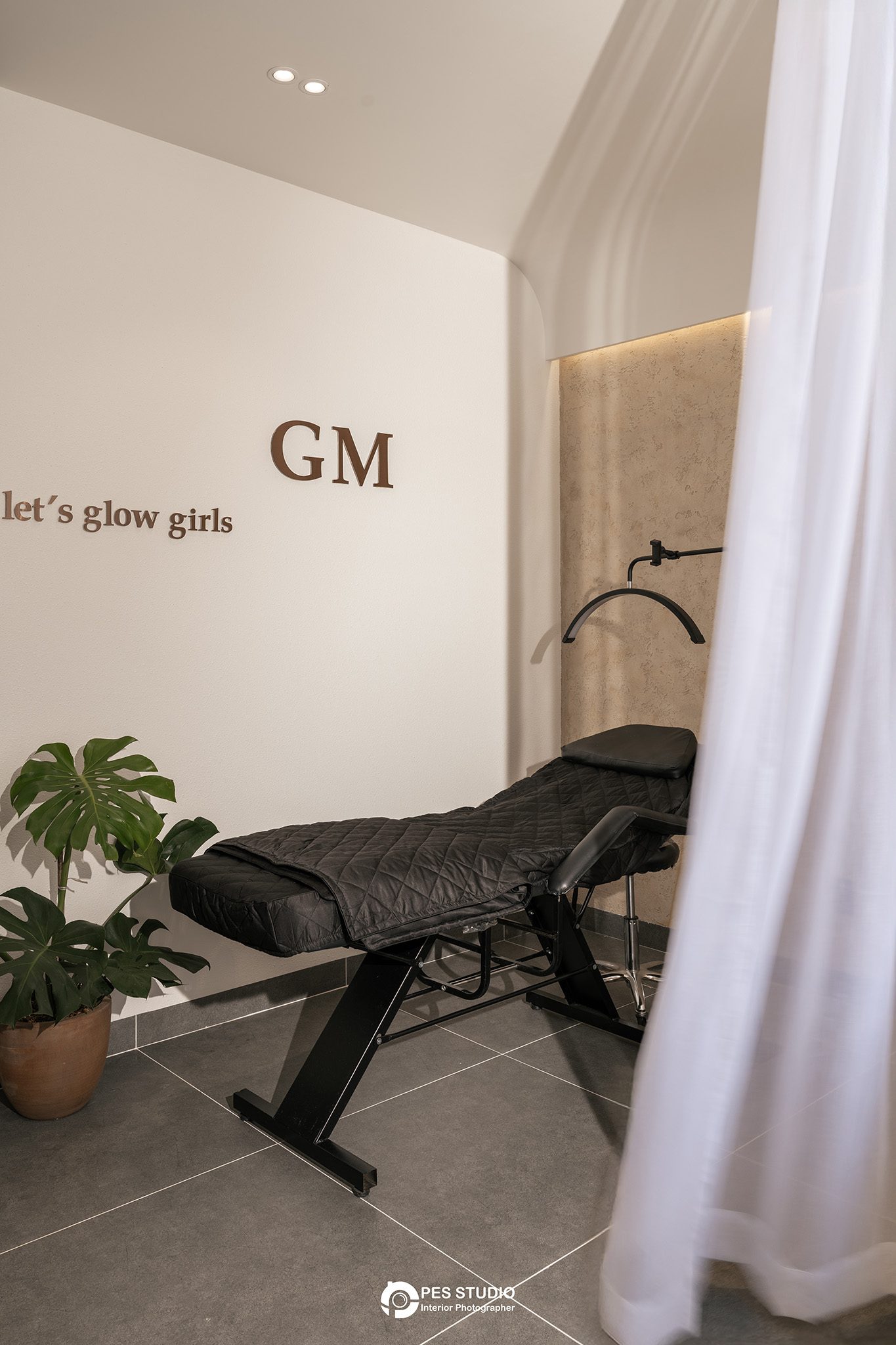 Phòng trị liệu GM với chữ let s glow girls gắn tường và rèm voan