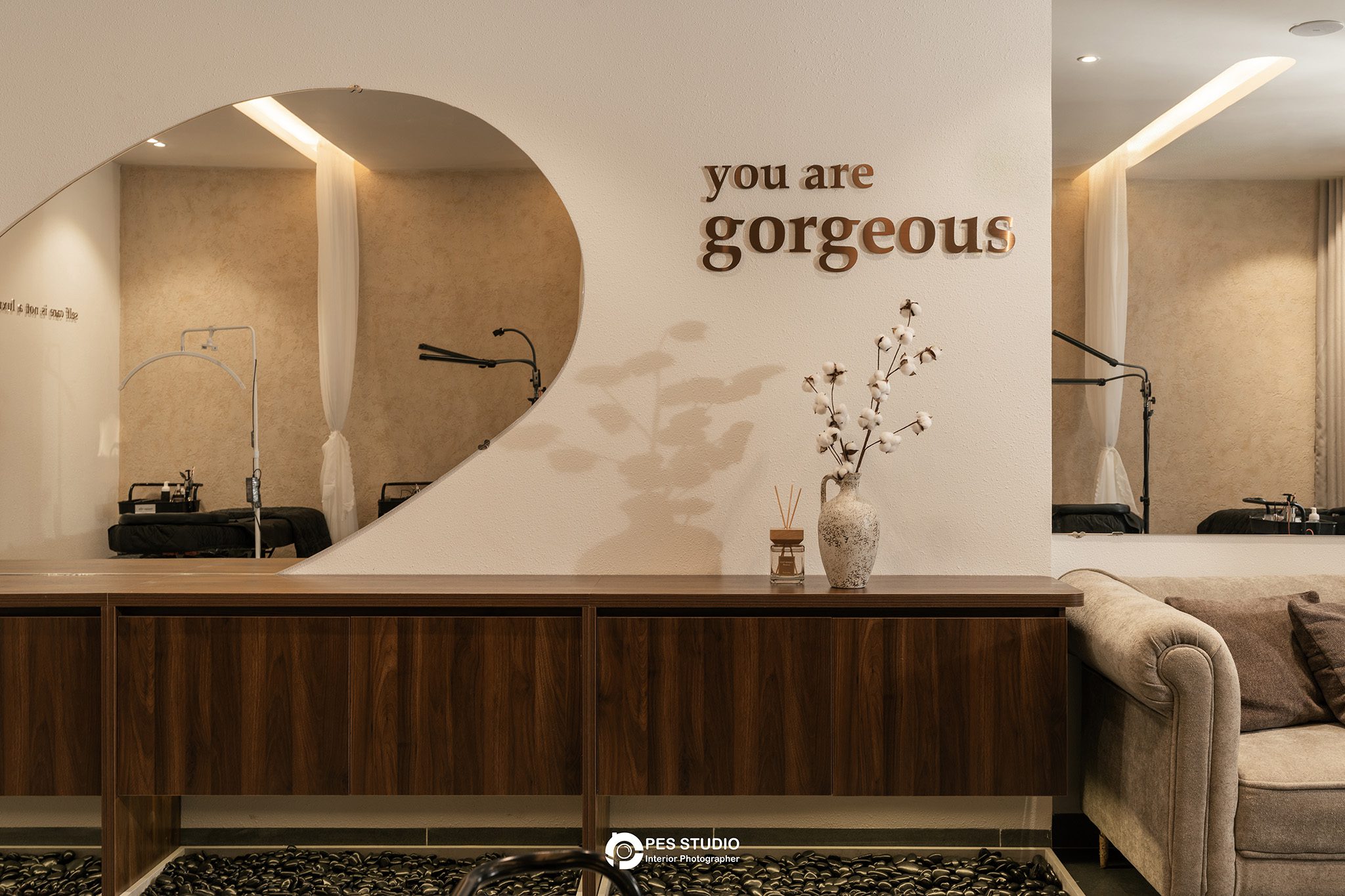 Quầy lễ tân vòm với dòng chữ you are gorgeous gắn trên tường cong