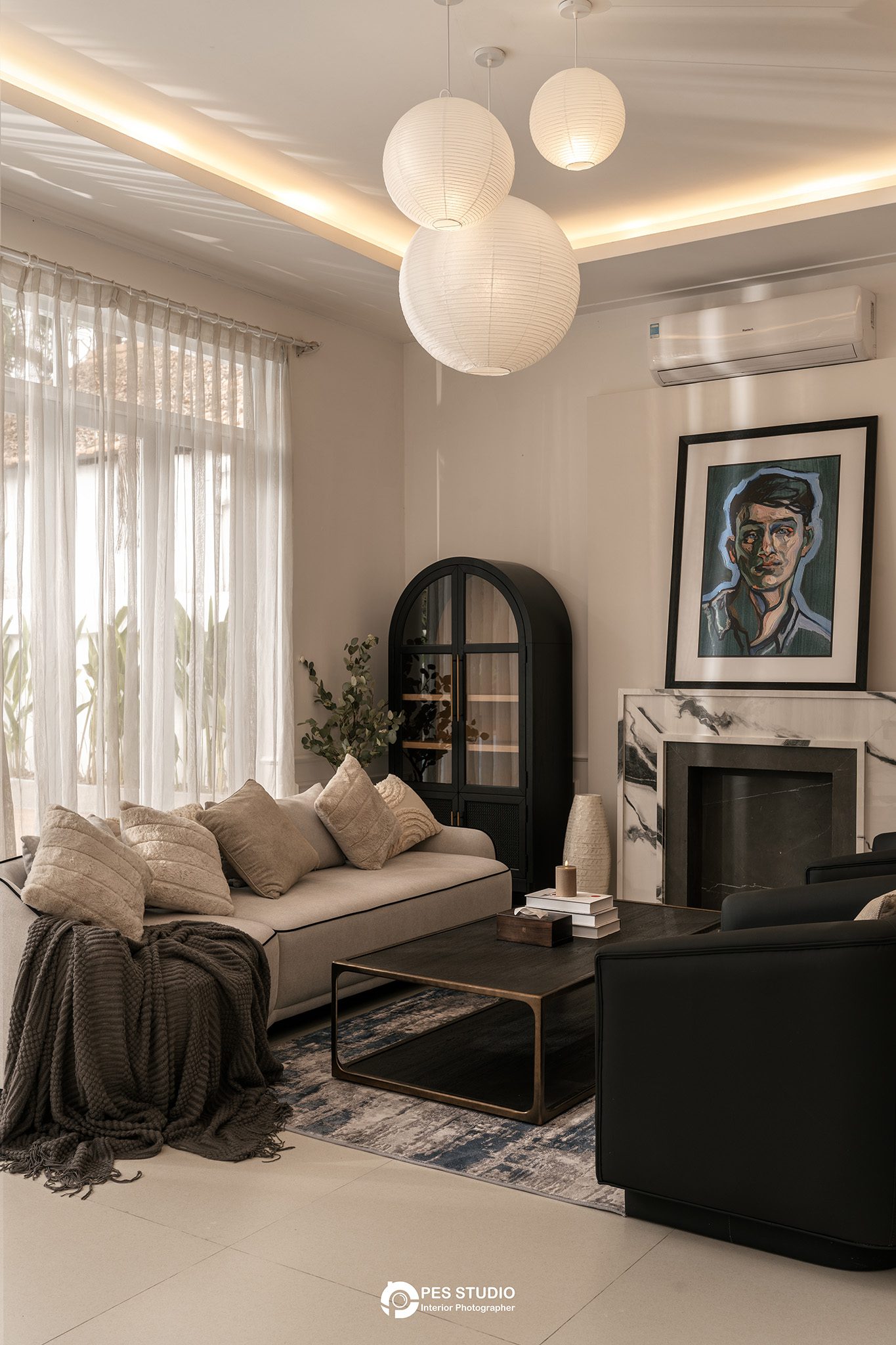 Băng ghế nệm dưới cửa sổ vòm với gối tựa trong villa An Phú