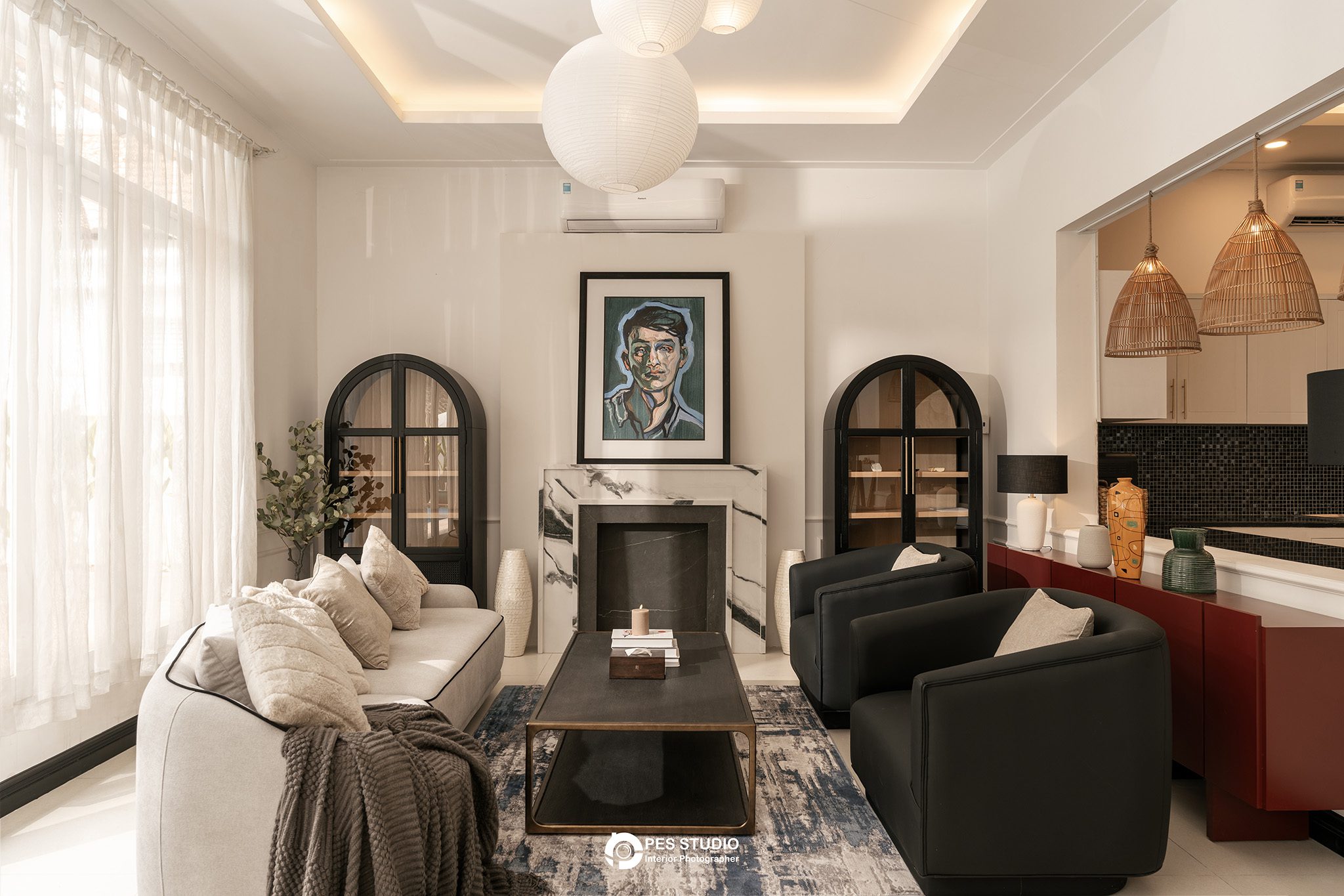 Phòng khách villa An Phú với sofa kem, tranh treo và trần đèn hắt