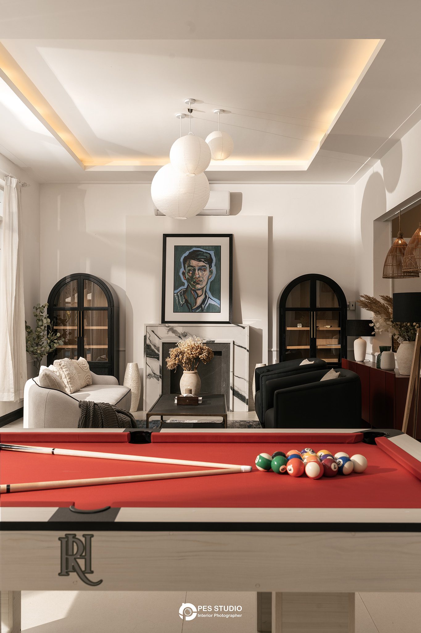 Phòng khách villa An Phú Compound với tủ gỗ đen và sofa kem